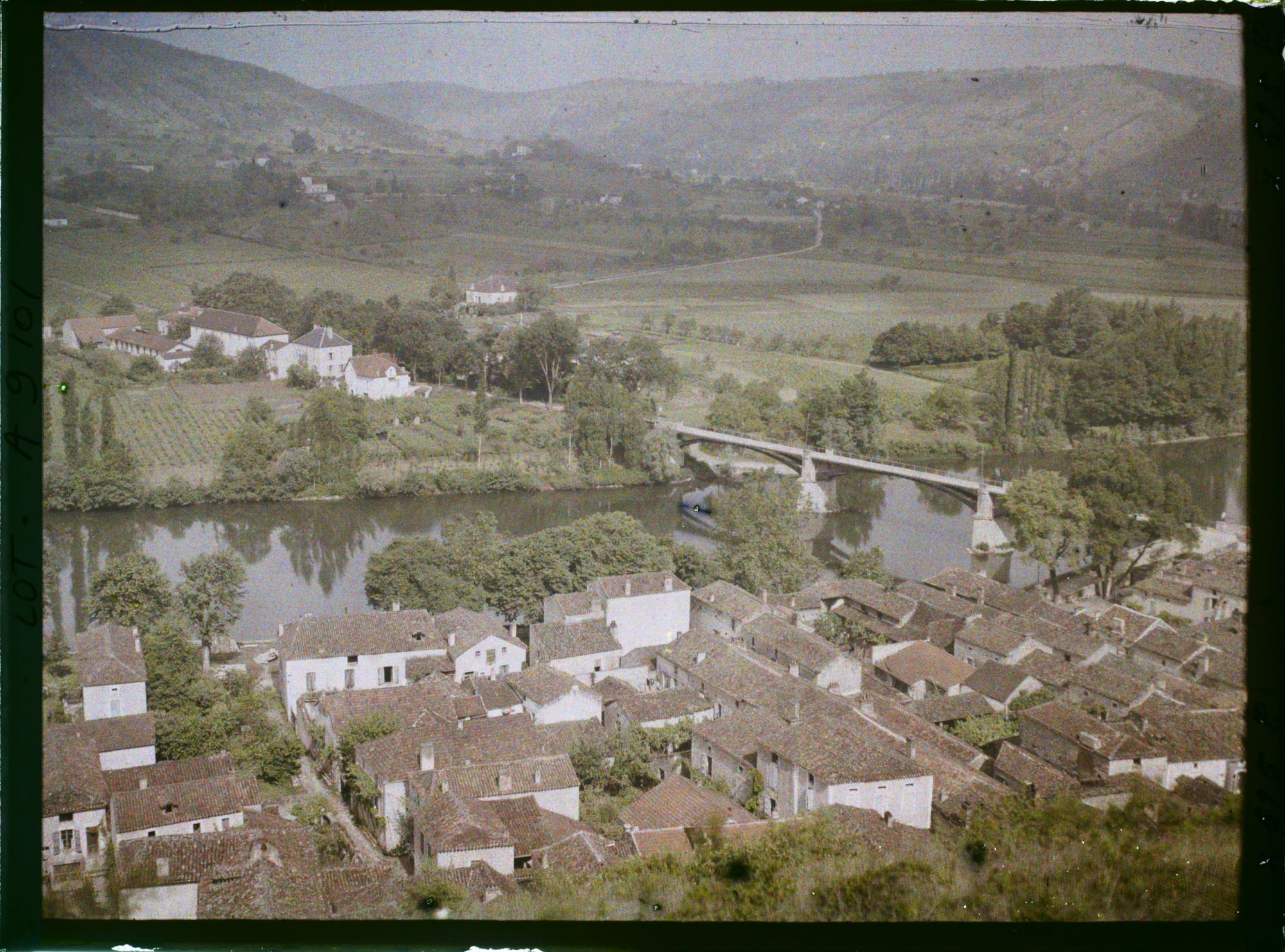 Image représentant France, Luzech, Le pont de l'aval et les vieux toits plats méditerranéens