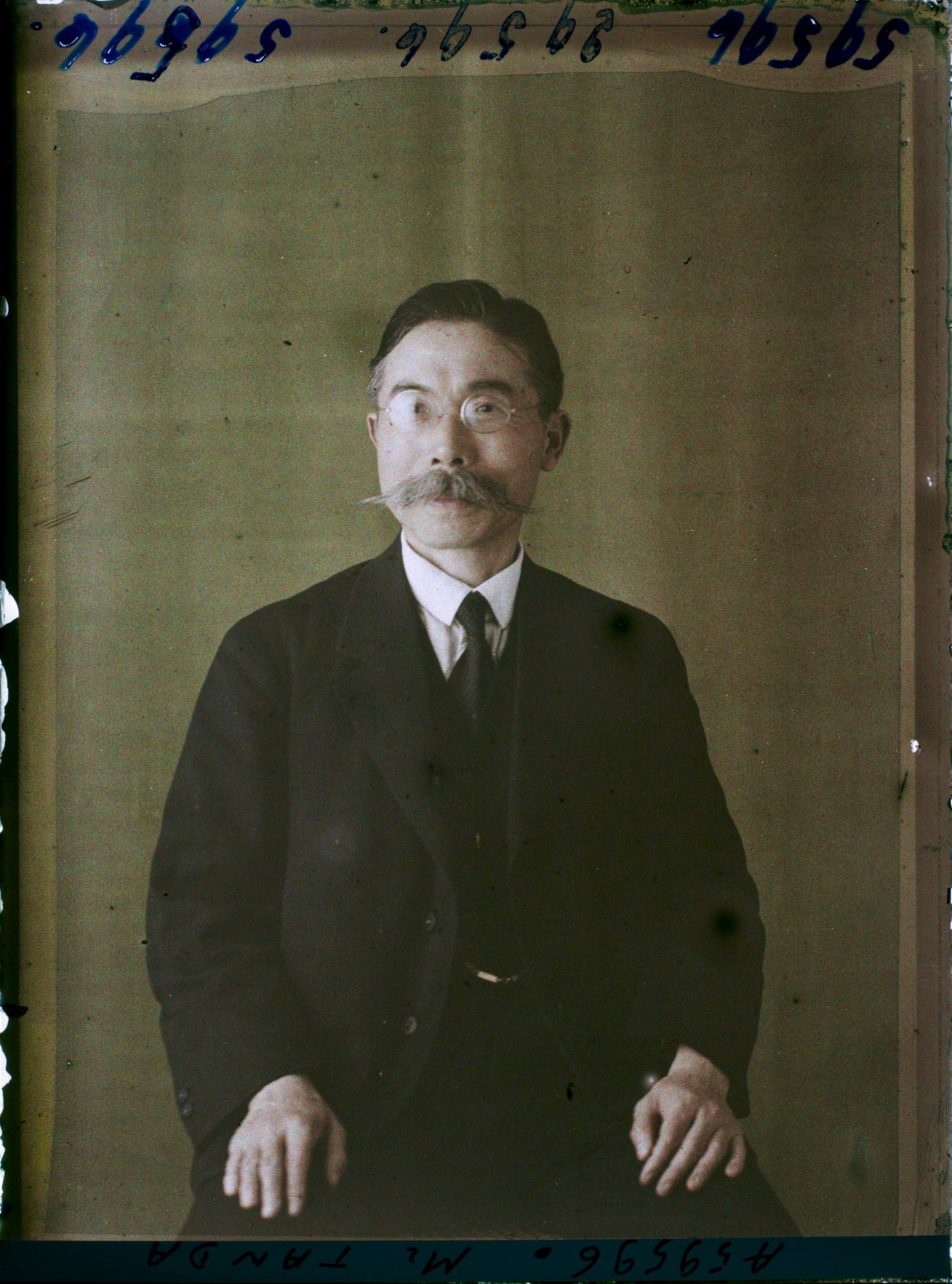 Image représentant https://musee-albert-kahn.s-museum.fr/home/NWQ2OTAwYzNmYjZlZTk1ZWQwODJmMjY4L2dlbmVyaWMtbm90aWNlLXRhYi9hdXRob3JpdHkvNjE3YTc5ZjVjZjhiODk2OGIzMzM3ZDIx/5d6900c3fb6ee95ed082f268/generic-notice-tab/authority/617a79ebcf8b8968b3337886 Monsieur Tanda