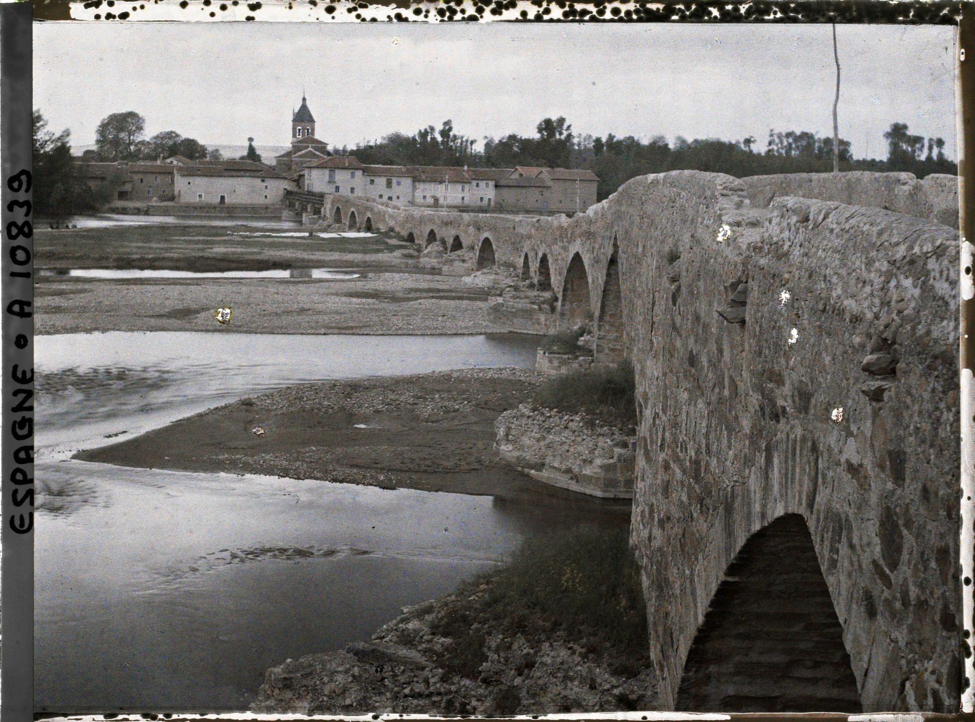Image représentant Espagne, de Léon à Astorga, Le Pont de l'Orbigo, vue prise du milieu