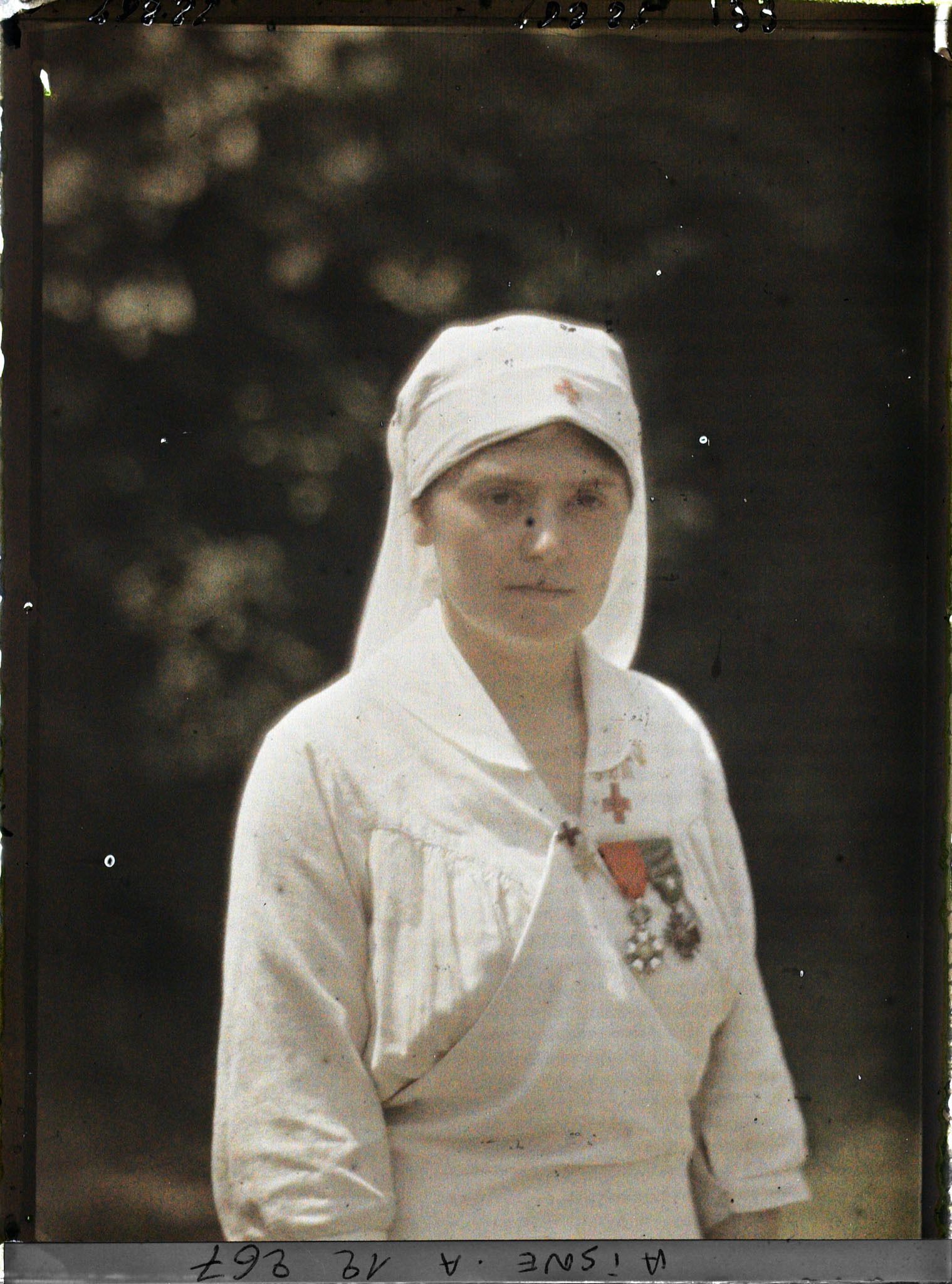 Image représentant L'infirmière major de Vauxbuin, Mademoiselle Anne-Marie Canton Bacara avec ses décorations