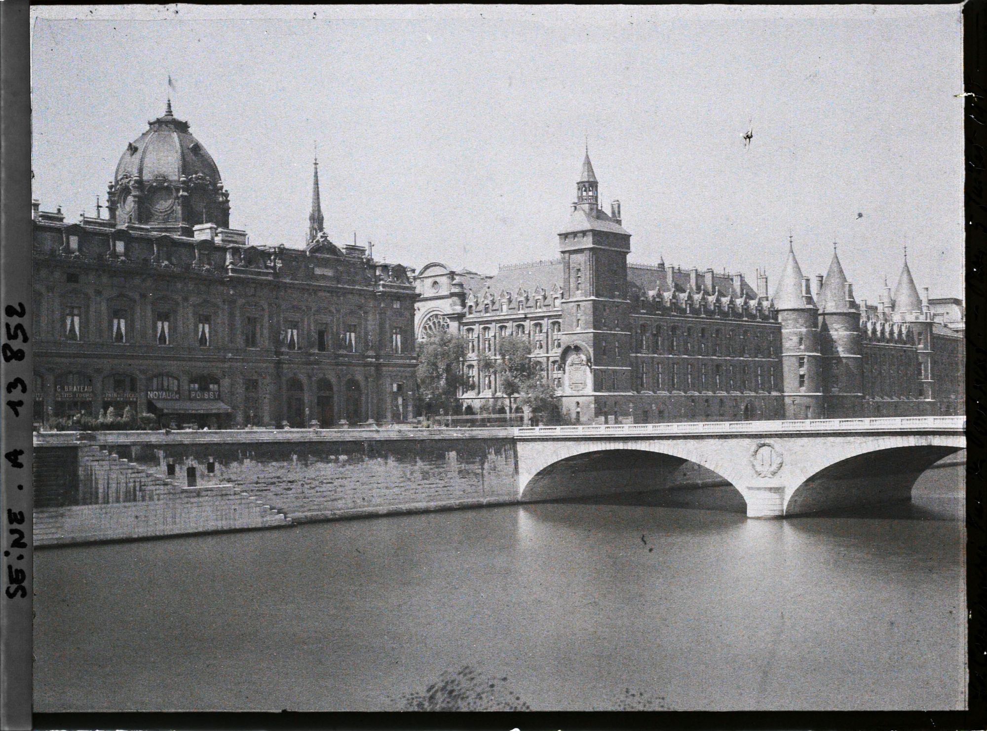 Image représentant La Conciergerie et le pont au Change vus du quai de Gesvres