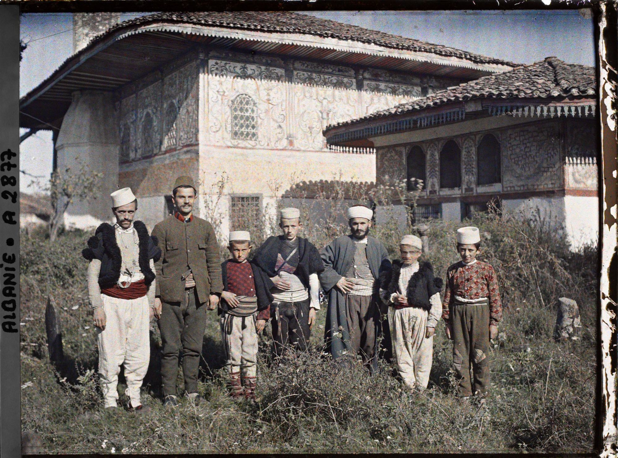 Image représentant Le hodja, un gendarme et petits albanais dans le cimetière