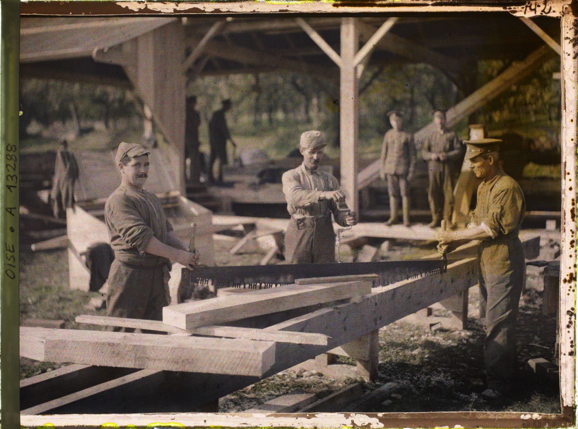 Image représentant France, Quesmy, Trois Canadiens au travail