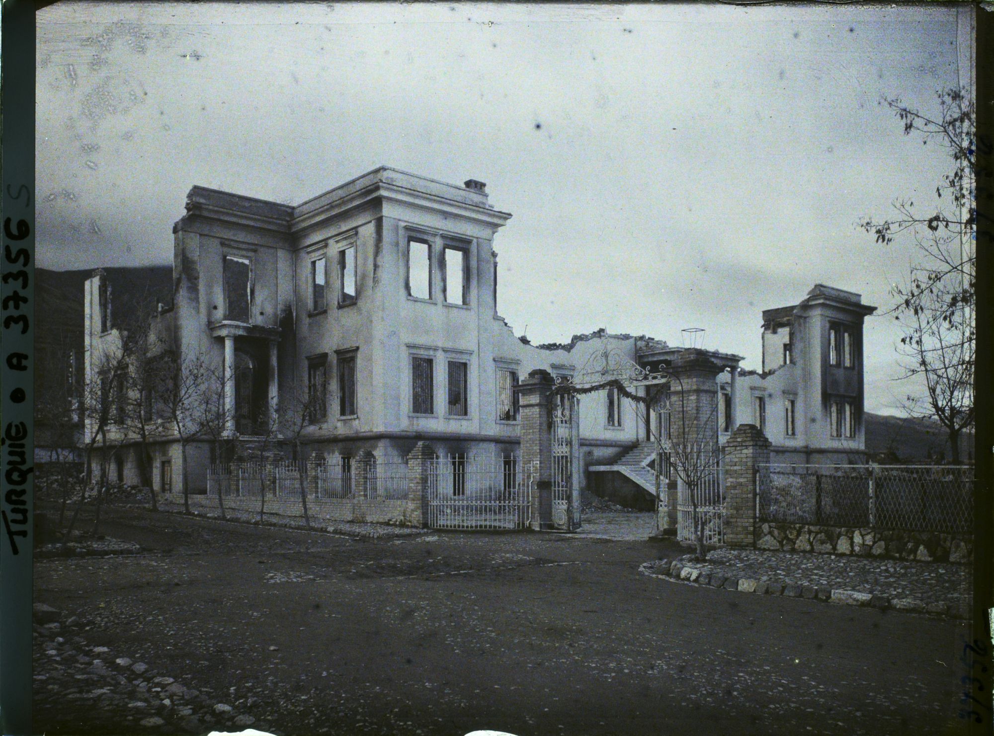 Image représentant Turquie, Magnesie, Premières lueurs du Jour sur Magnesie incendiée