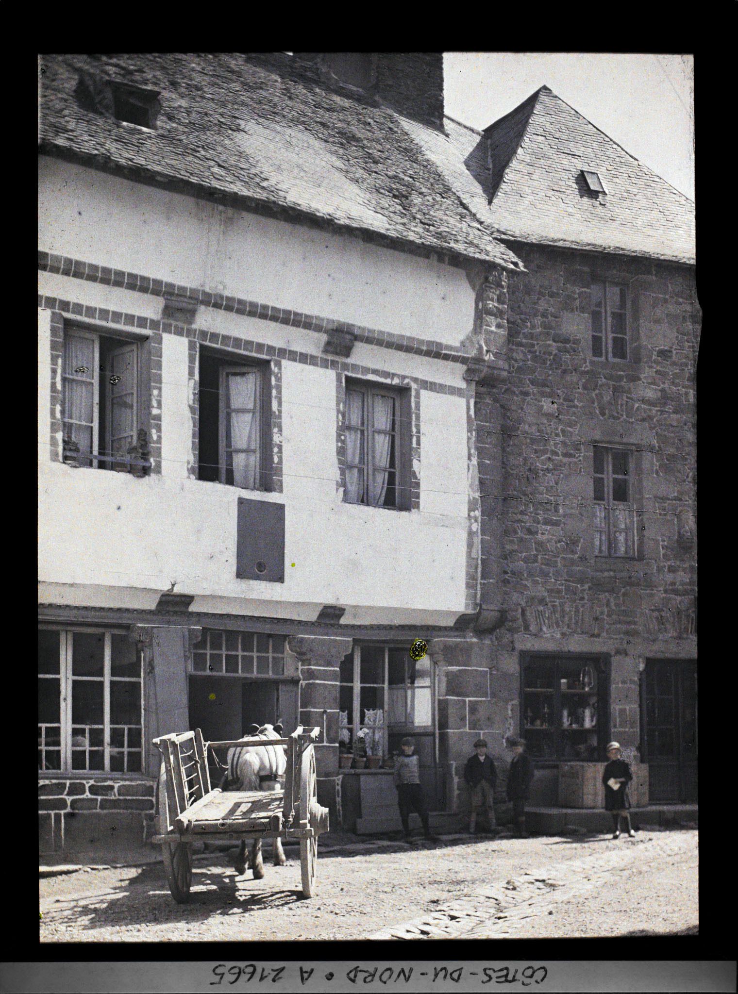 Image représentant A gauche, la maison natale d'Ernest Renan, rue Ernest Renan