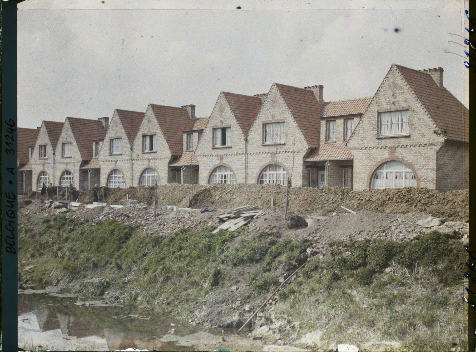Image représentant Belgique, Ypres, Petites maisons dans le quartier de la route de Dixmude