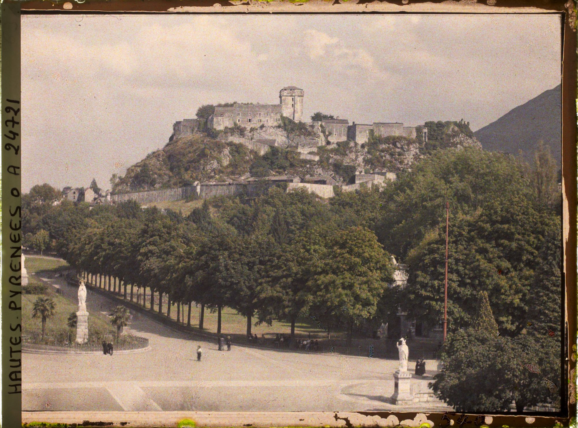 Image représentant France, Lourdes, Le Château-Fort affecté aux prisonniers Allemands pendant la Guerre
