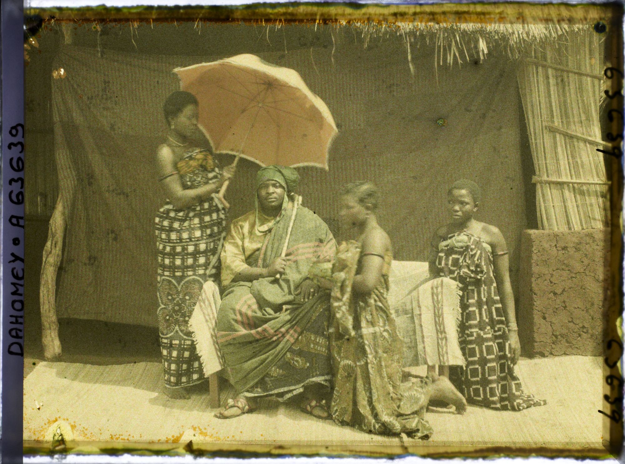 Image représentant Portrait du chef  https://musee-albert-kahn.s-museum.fr/home/NWQ2OTAwYzNmYjZlZTk1ZWQwODJmMjY4L2dlbmVyaWMtbm90aWNlLXRhYi9hdXRob3JpdHkvNjE3YTc5ZjVjZjhiODk2OGIzMzM3ZDIx/5d6900c3fb6ee95ed082f268/generic-notice-tab/authority/617a79eacf8b8968b3336557 Justin Aho entouré de ses femmes