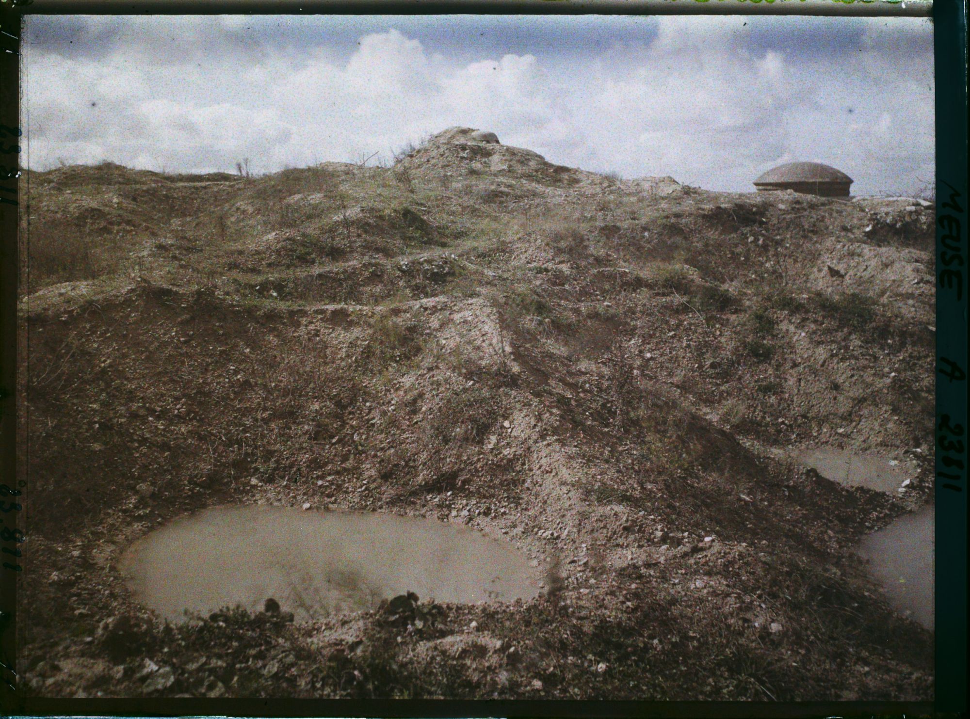 Image représentant France, Verdun, Fort du Douaumont Vue prise sur le fort  aspect du sommet du fort