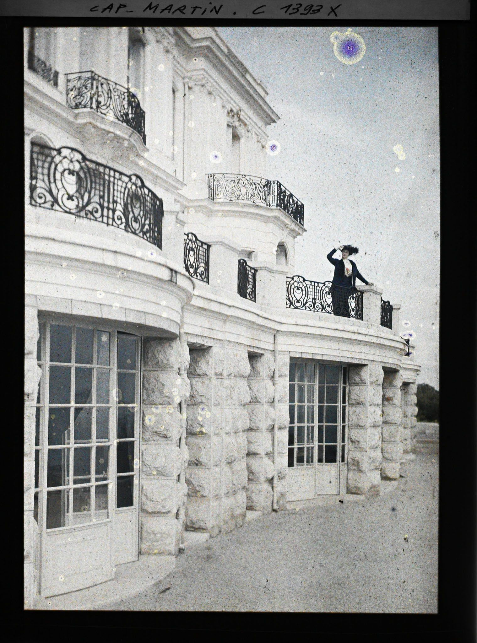 Image représentant La baronne Bertha von Schoen sur la terrasse de la villa Kahn