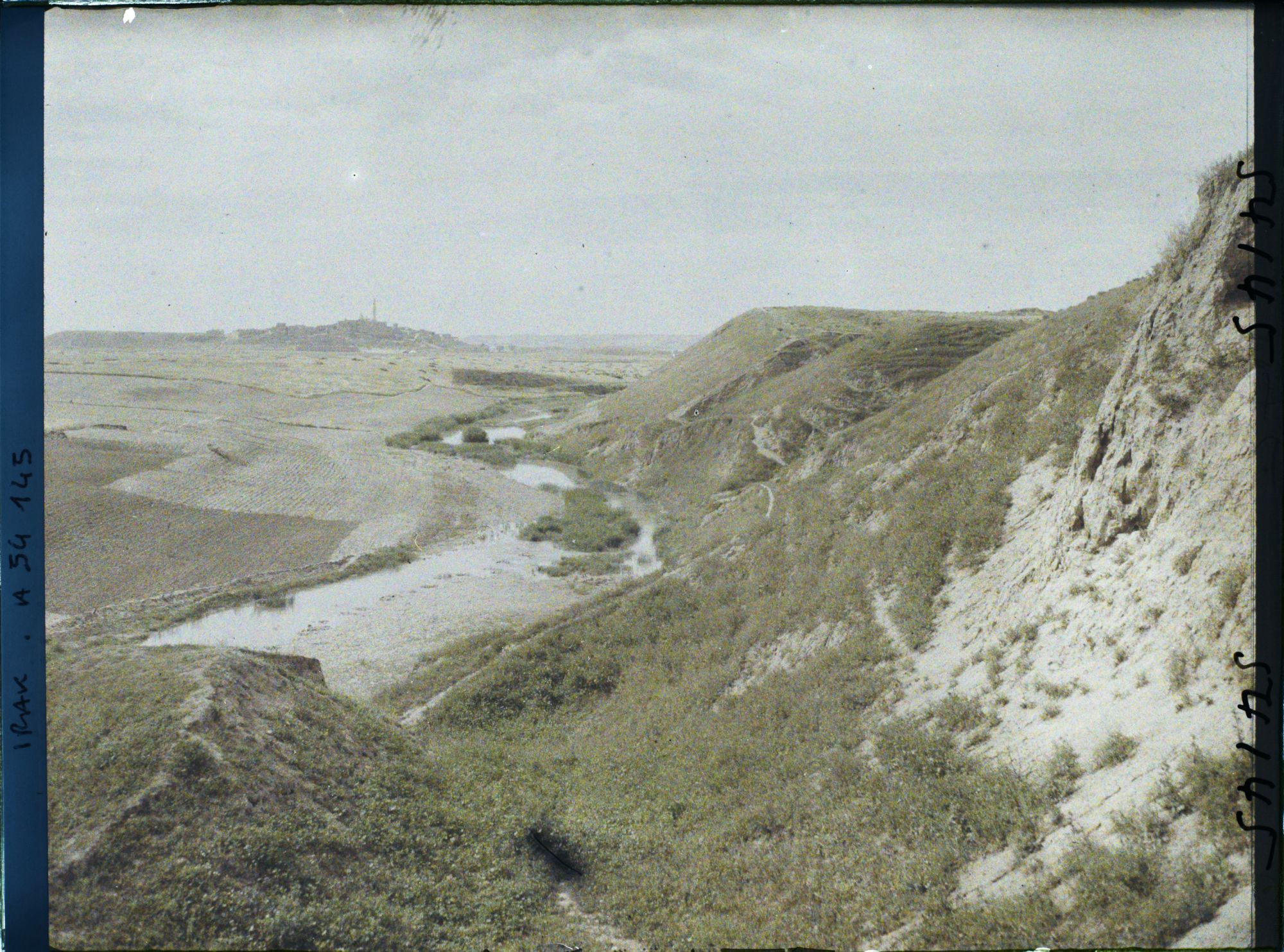 Image représentant Sur le tell de Kuyunjik. Au fond, celui de Nebi Yunus