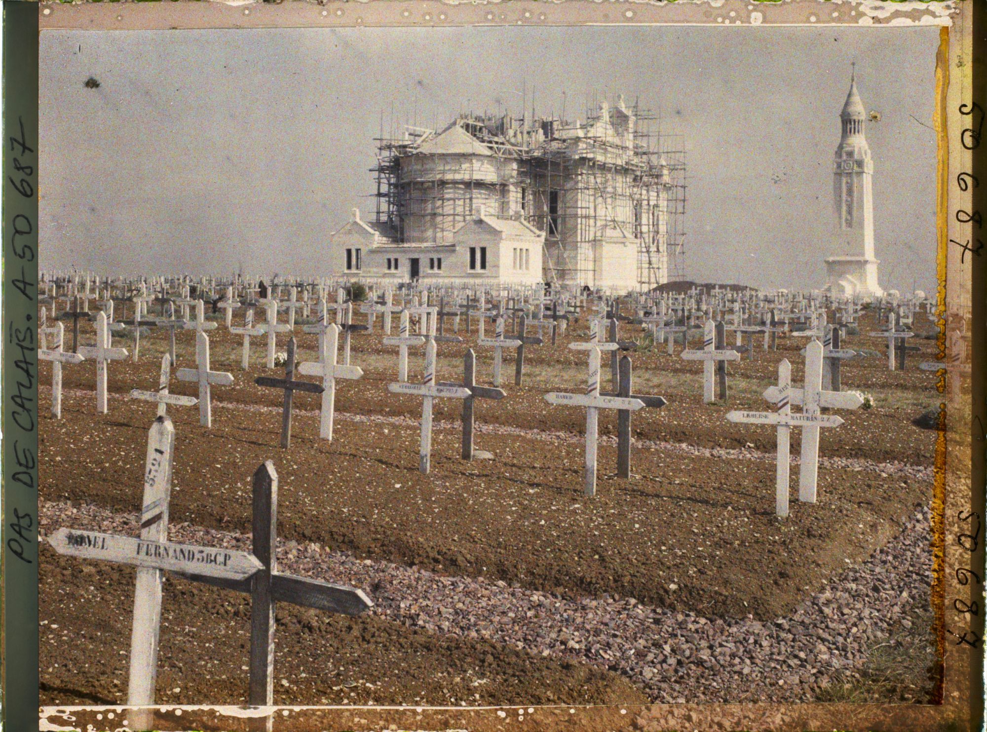 Image représentant France, N.D de Lorette, Le Cimetière, Abside Chapelle et Mt aux Morts (autre aspect)