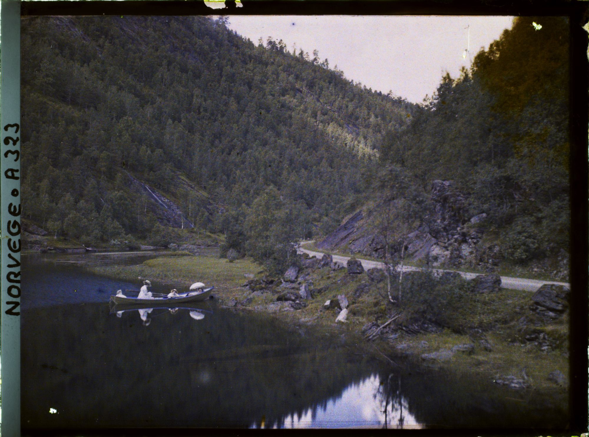 Image représentant Trois femmes dans une barque sur un lac, entre Stalheim et Opheim