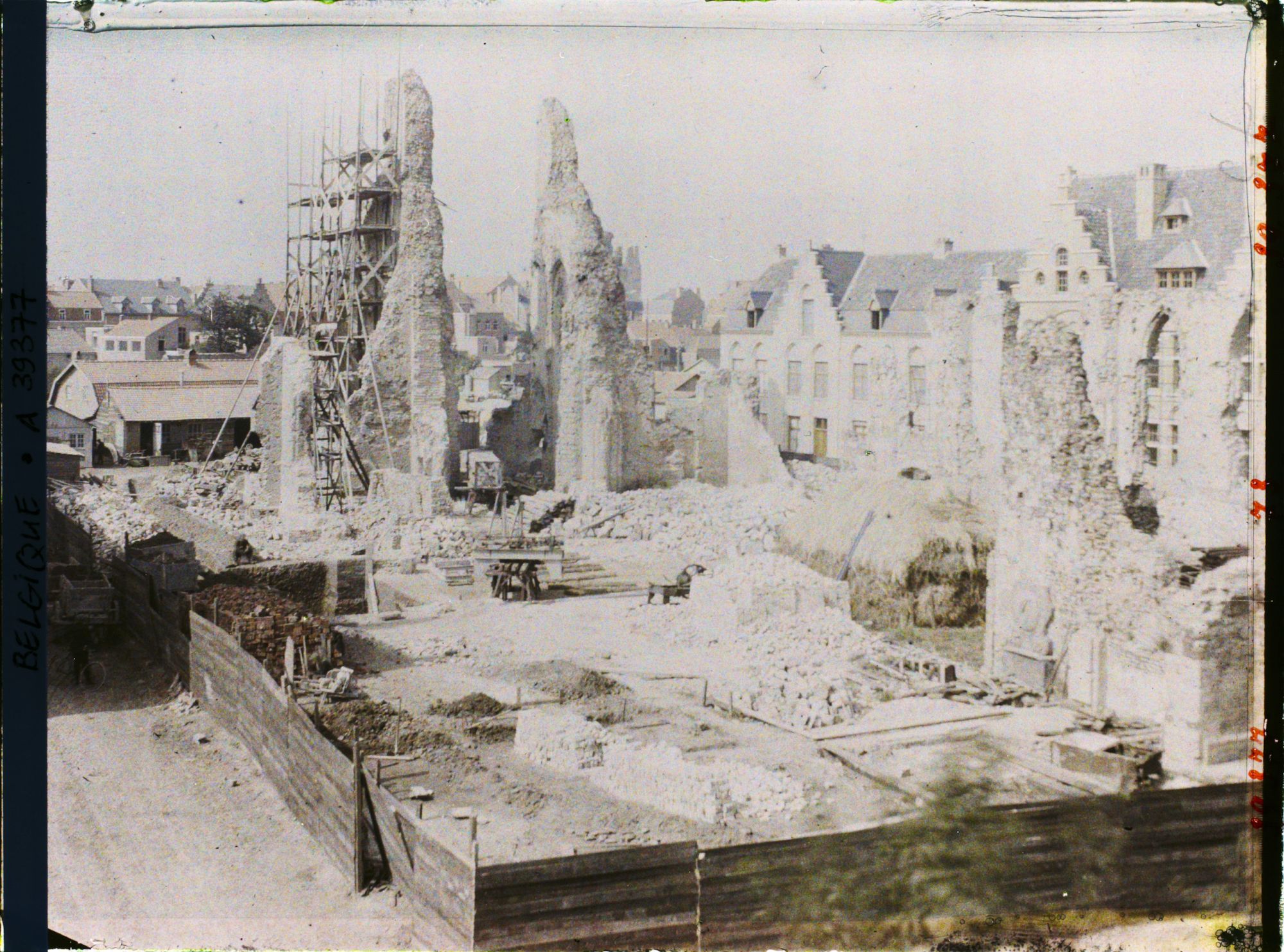 Image représentant Belgique, Ypres, Ruines de St Jacques et reconstruction- autre aspect