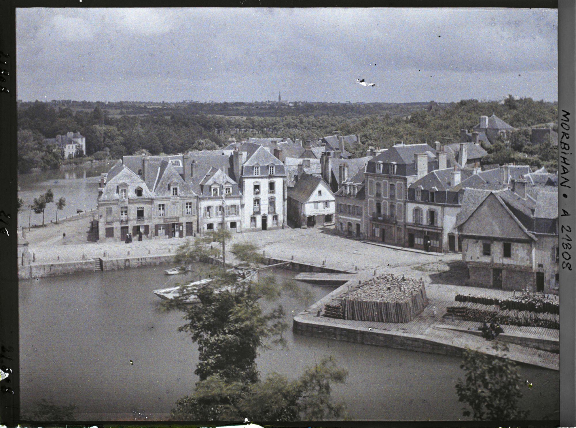 Image représentant Le port de Saint-Goustan et la place Saint-Sauveur ; au loin, l'église de Pluneret