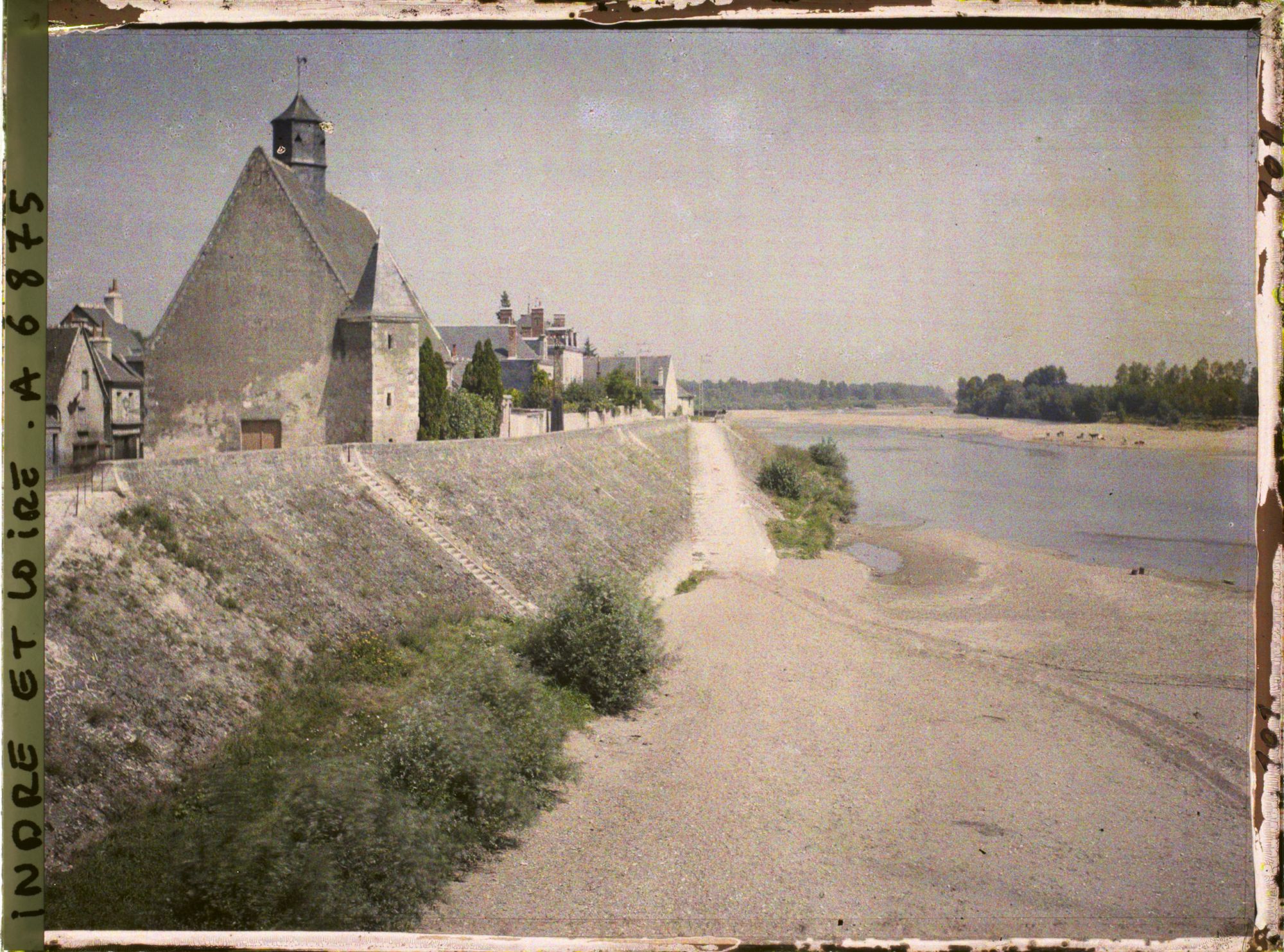 Image représentant L'église Notre-Dame-du-bout-des-ponts sur les quais de la Loire