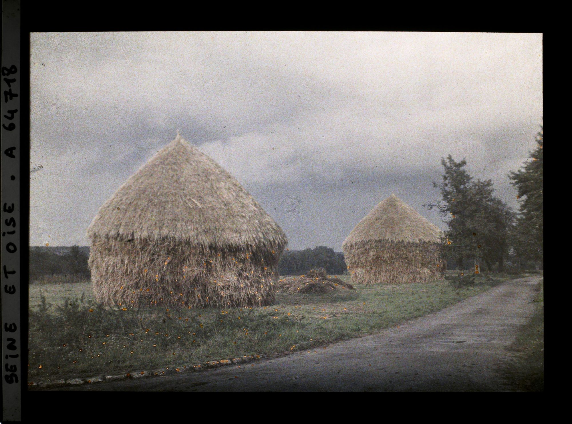 Image représentant Ile de France, Maffliers, Deux meules de blé éclairées à travers un nuage après orage