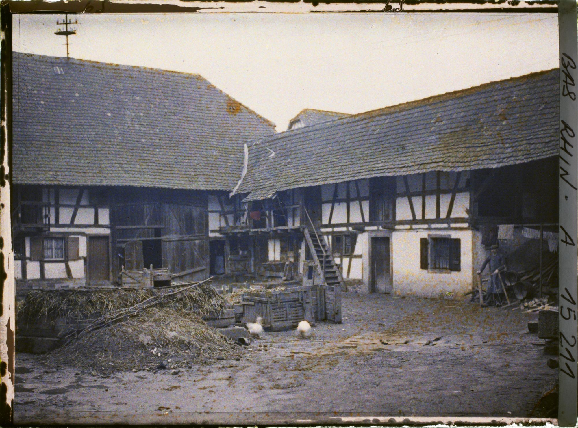 Image représentant France Alsace, Strasbourg, Langolsheim : un type de grande ferme rurale de la Campagne Strasbourgeoise : la Cour de la même ferme