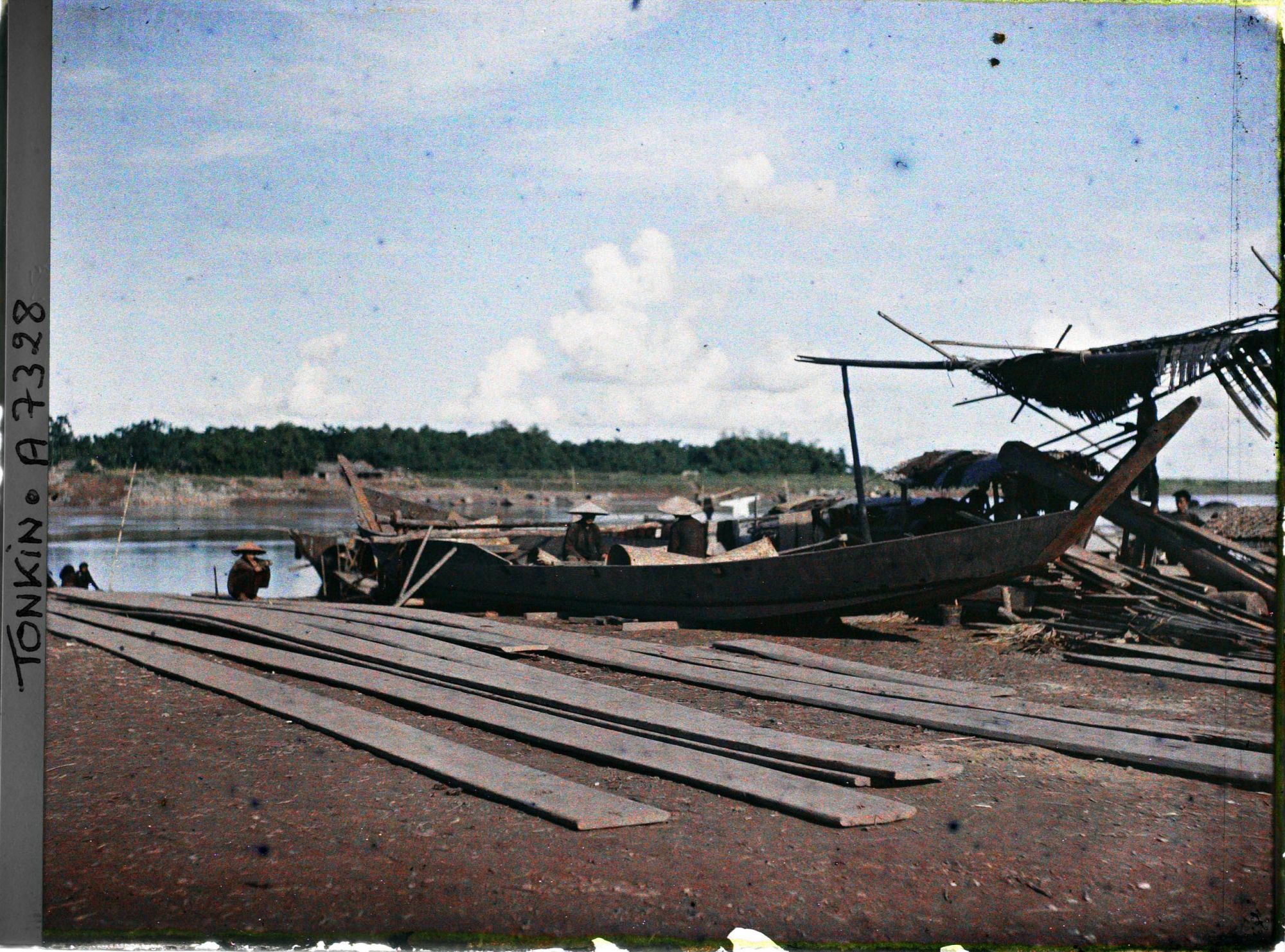 Image représentant Des sampans en construction sur les quais du Fleuve Rouge
