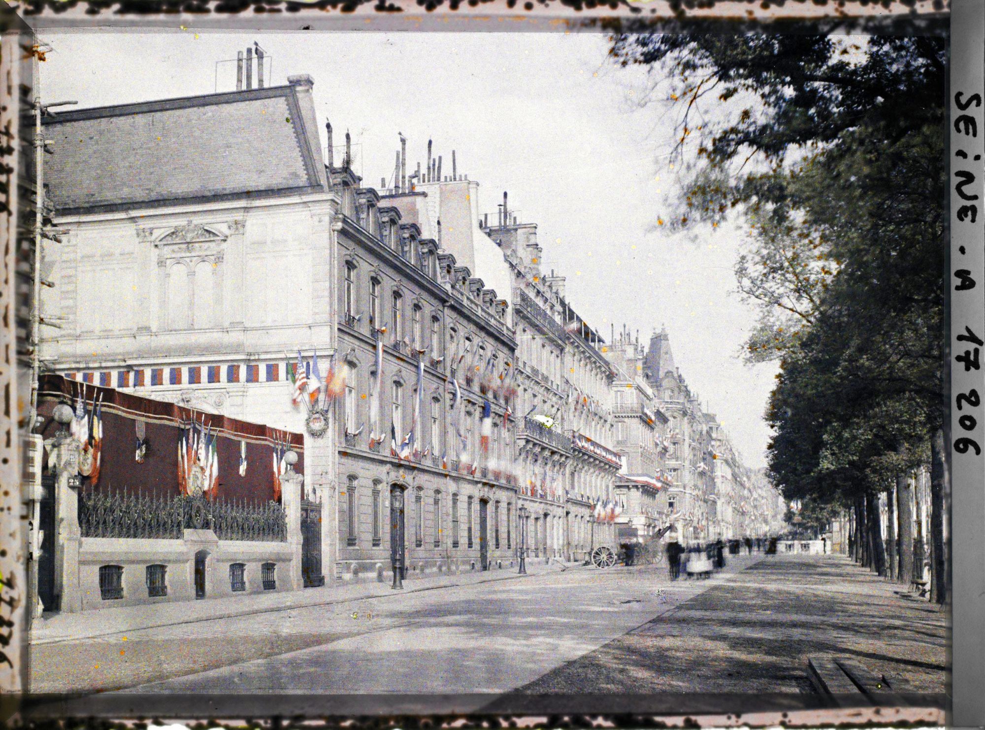 Image représentant L'avenue des Champs-Elysées décorée pour le 14 juillet, au niveau du numéro 25 (actuel hôtel de la Païva)