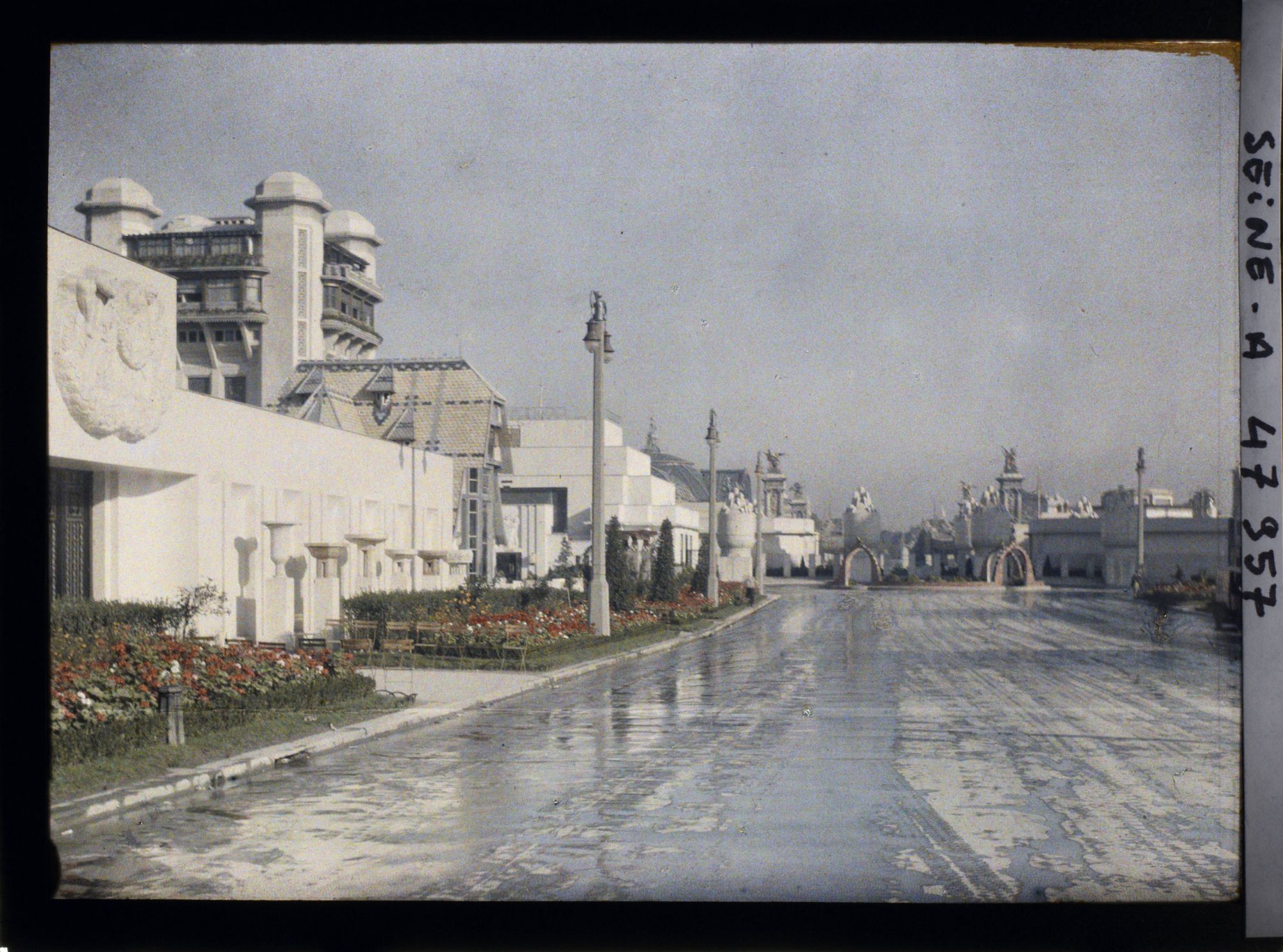 Image représentant L'Exposition des arts décoratifs, Vue de l'esplanade des Invalides