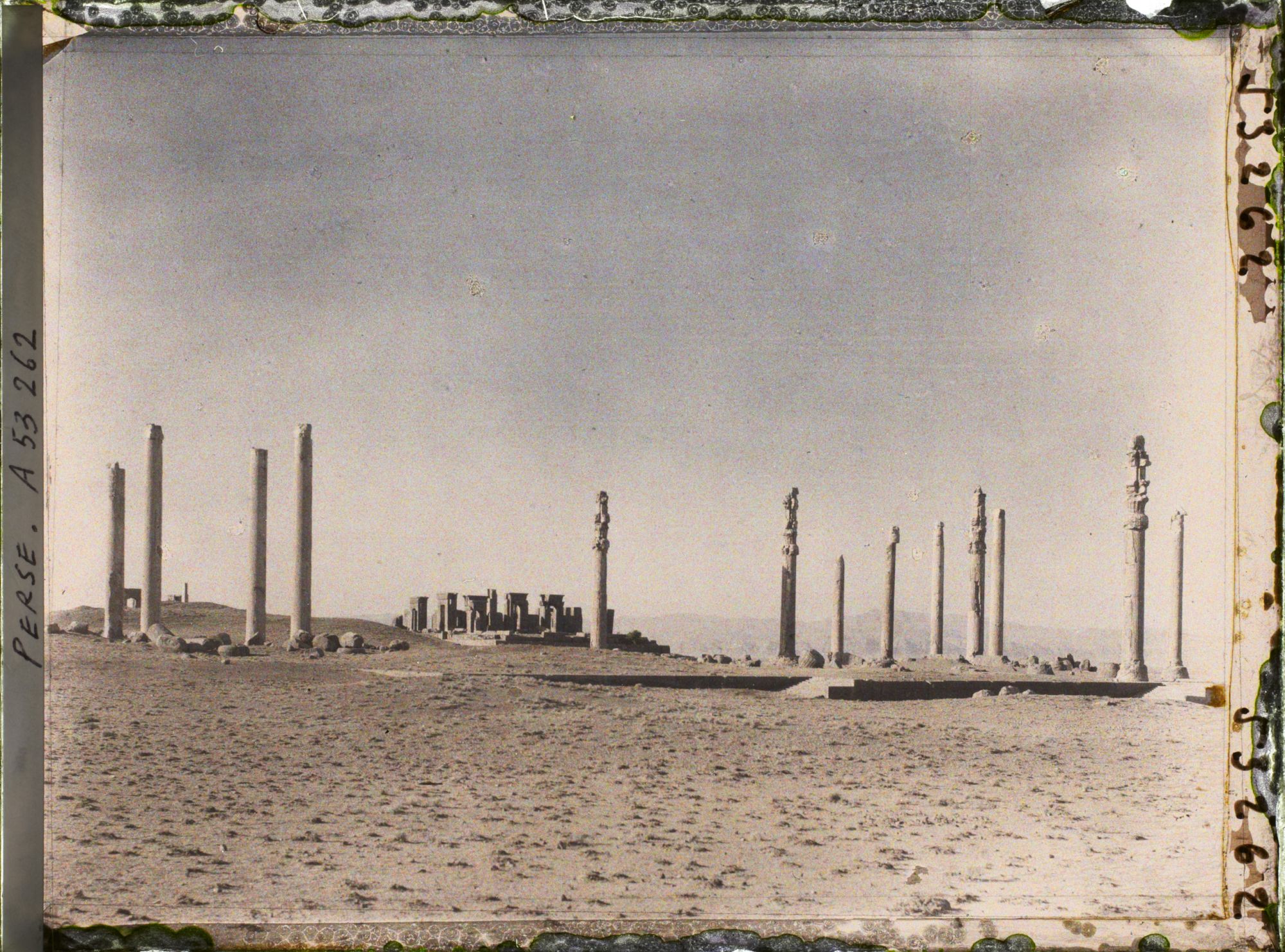 Image représentant Vestiges de l'Apadana (Hall d'audience de Darius 1er, fin du VIe siècle avant J.-C.). Au fond, le palais de Darius