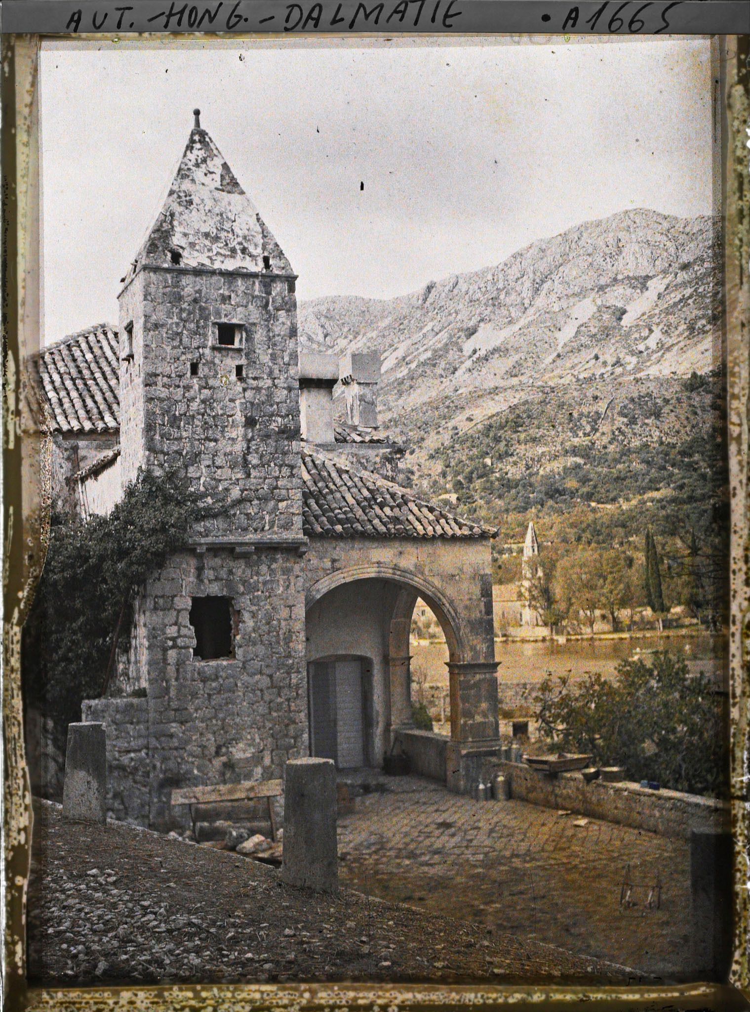 Image représentant Tour quadrangulaire et église des Franciscains