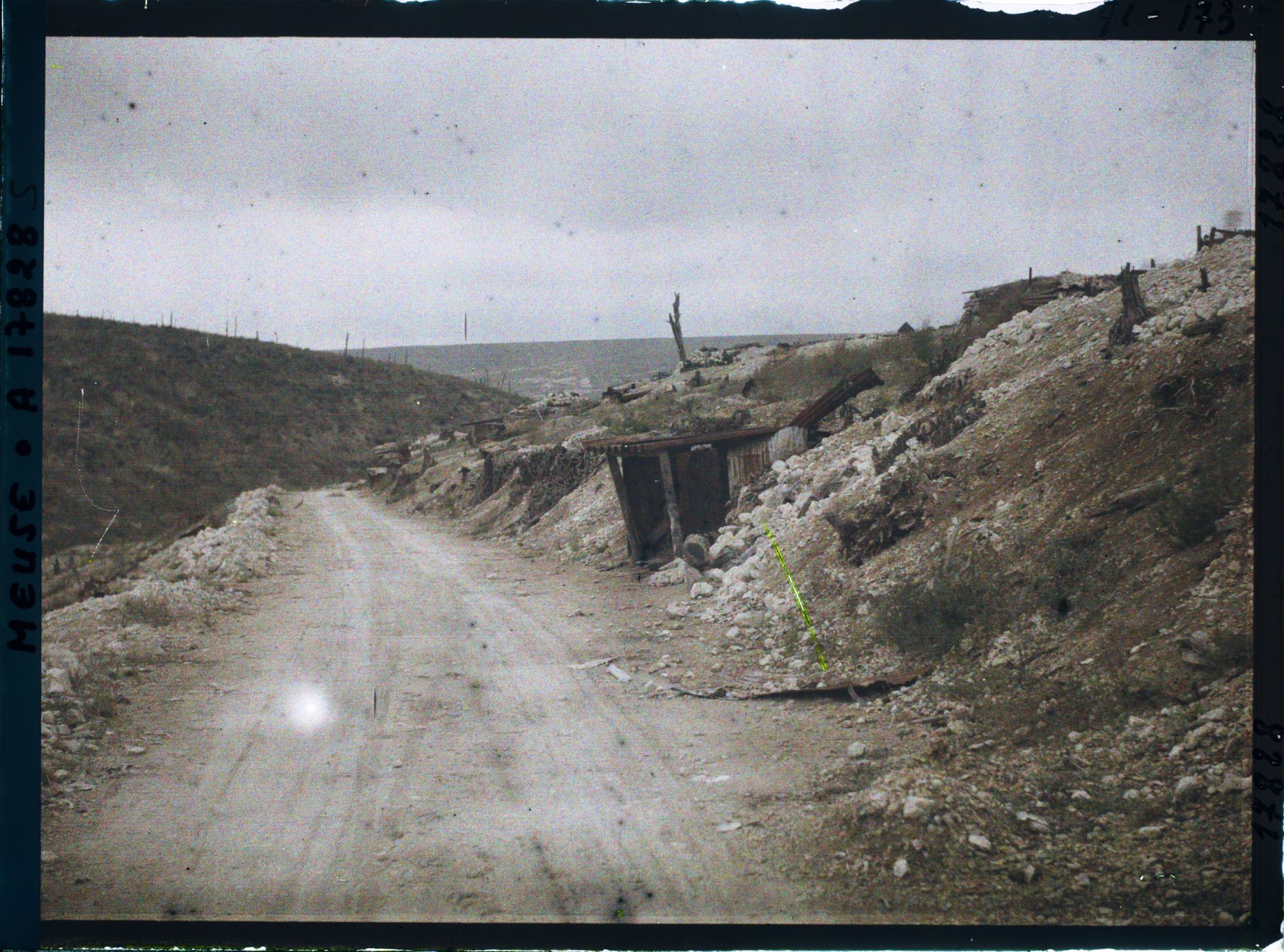 Image représentant France, Haudremont Carrières, Sur la route de Douaumont (au fond, la cote du Poivre)
