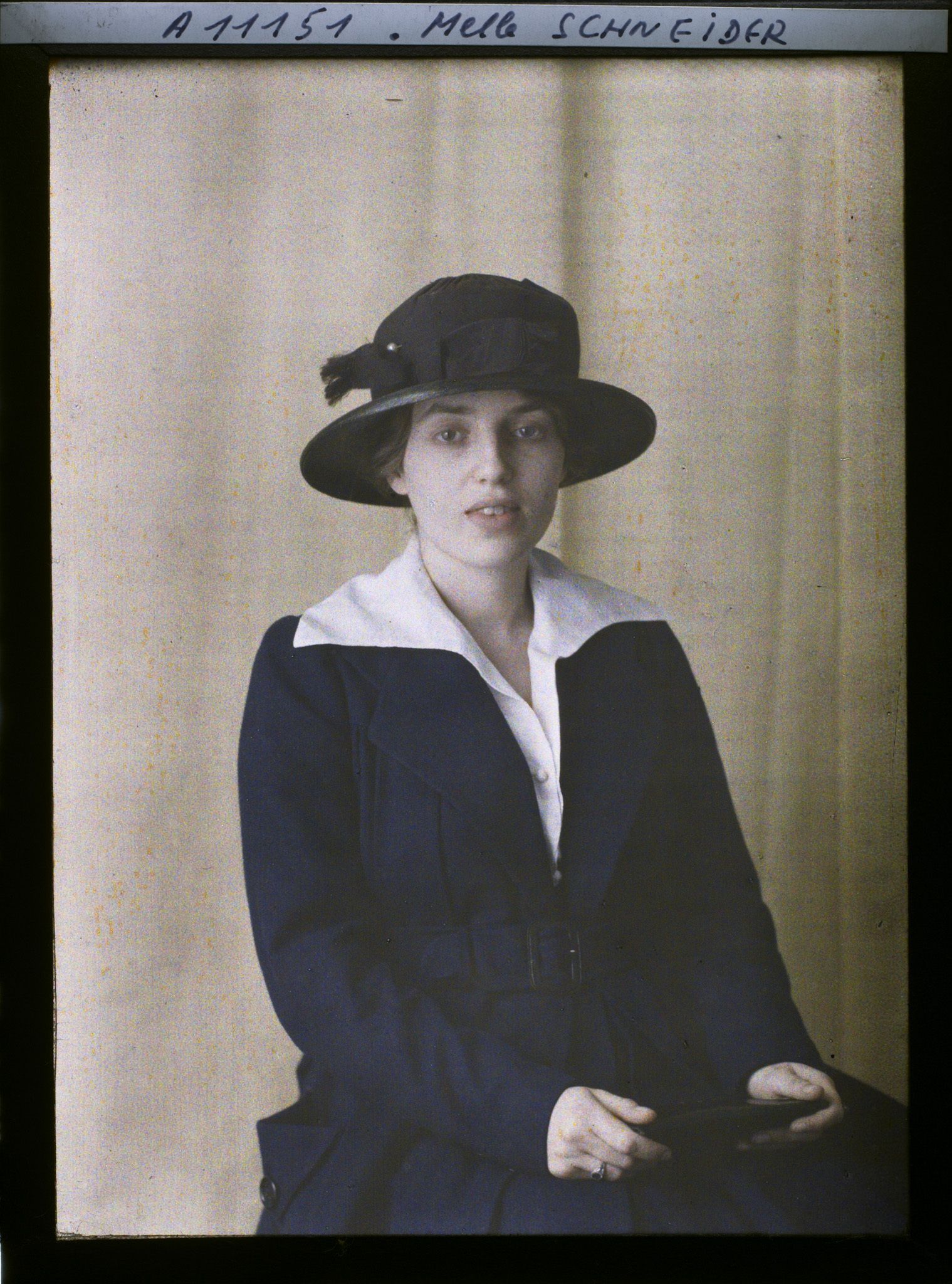 Image représentant https://musee-albert-kahn.s-museum.fr/home/NWQ2OTAwYzNmYjZlZTk1ZWQwODJmMjY4L2dlbmVyaWMtbm90aWNlLXRhYi9hdXRob3JpdHkvNjE3YTc5ZjVjZjhiODk2OGIzMzM3ZDIx/5d6900c3fb6ee95ed082f268/generic-notice-tab/authority/617a79ebcf8b8968b33377c0 Mademoiselle Schneider