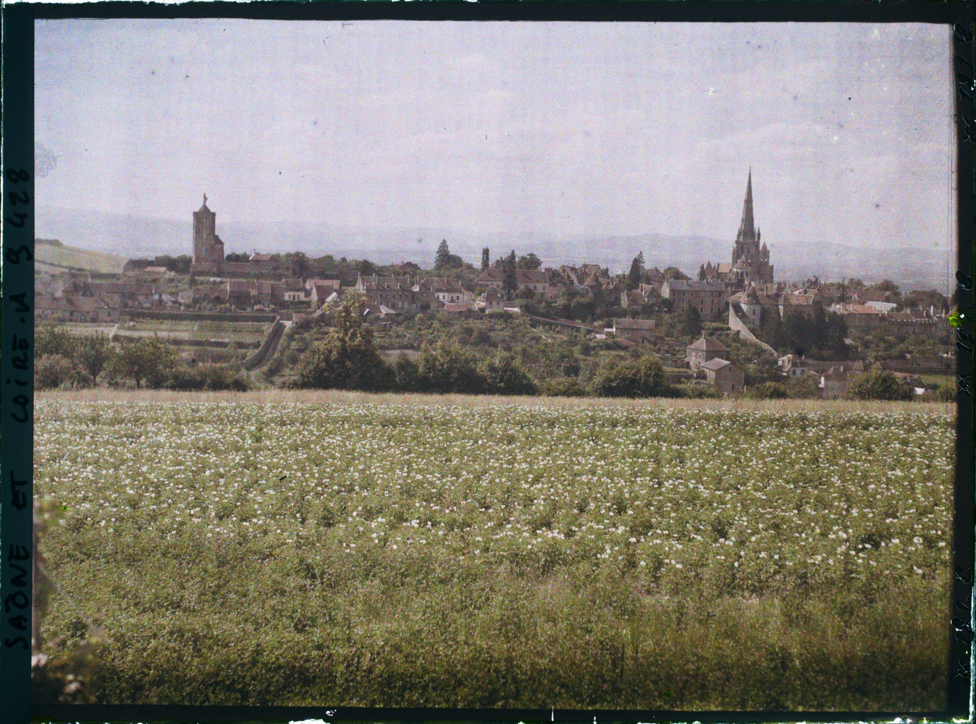 Image représentant Panorama de la ville avec la cathédrale Saint-Lazare à droite et la tour des Ursulines à gauche