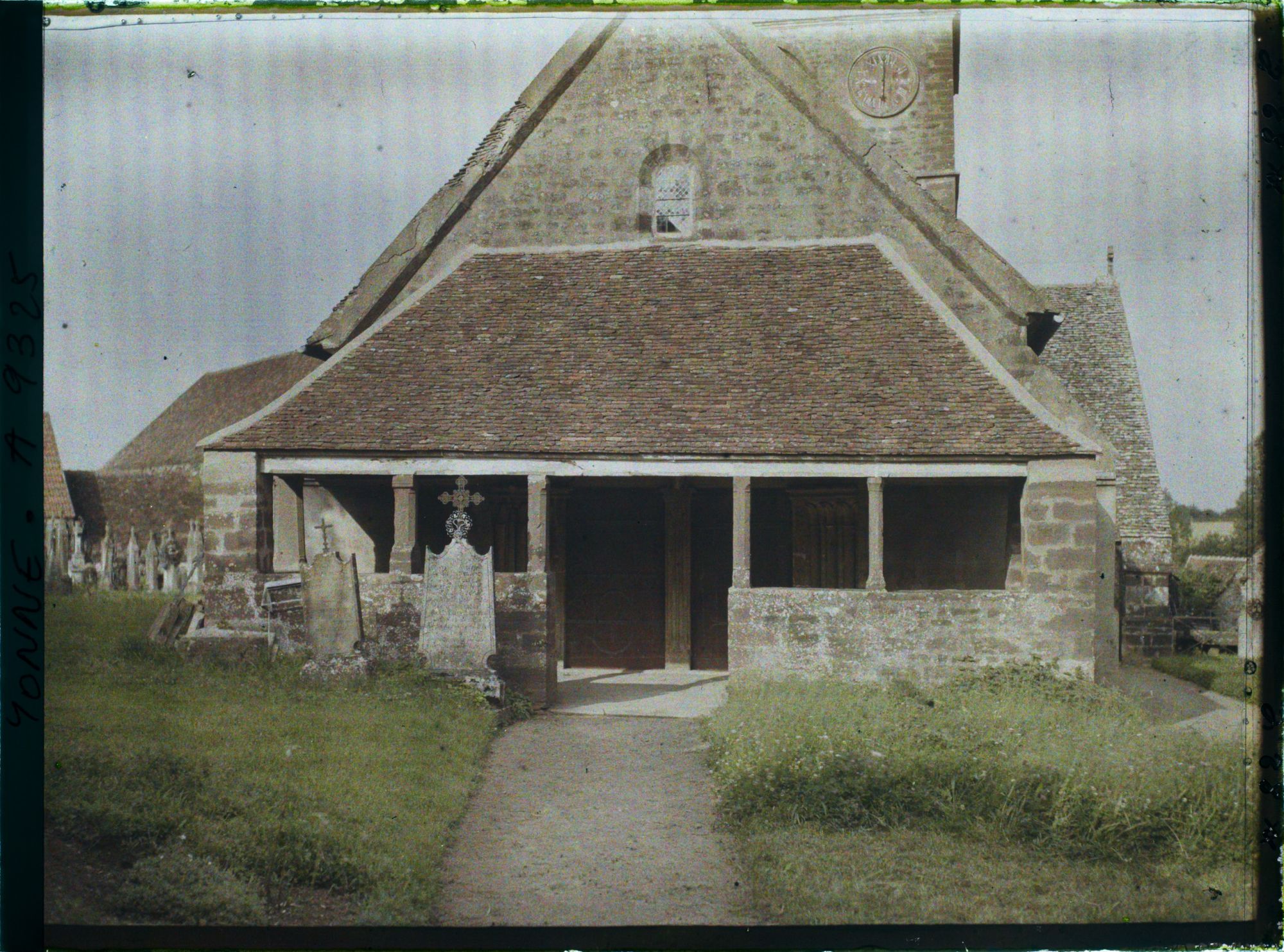 Image représentant L'auvent de l'église et le cimetière