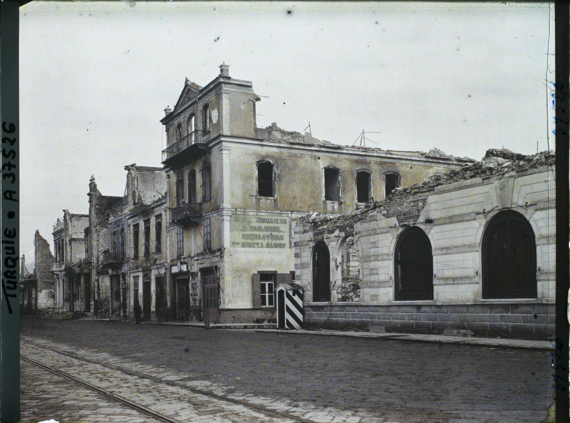 Image représentant Turquie, Smyrne, Les Quais de Smyrne - Hôtels brûlés