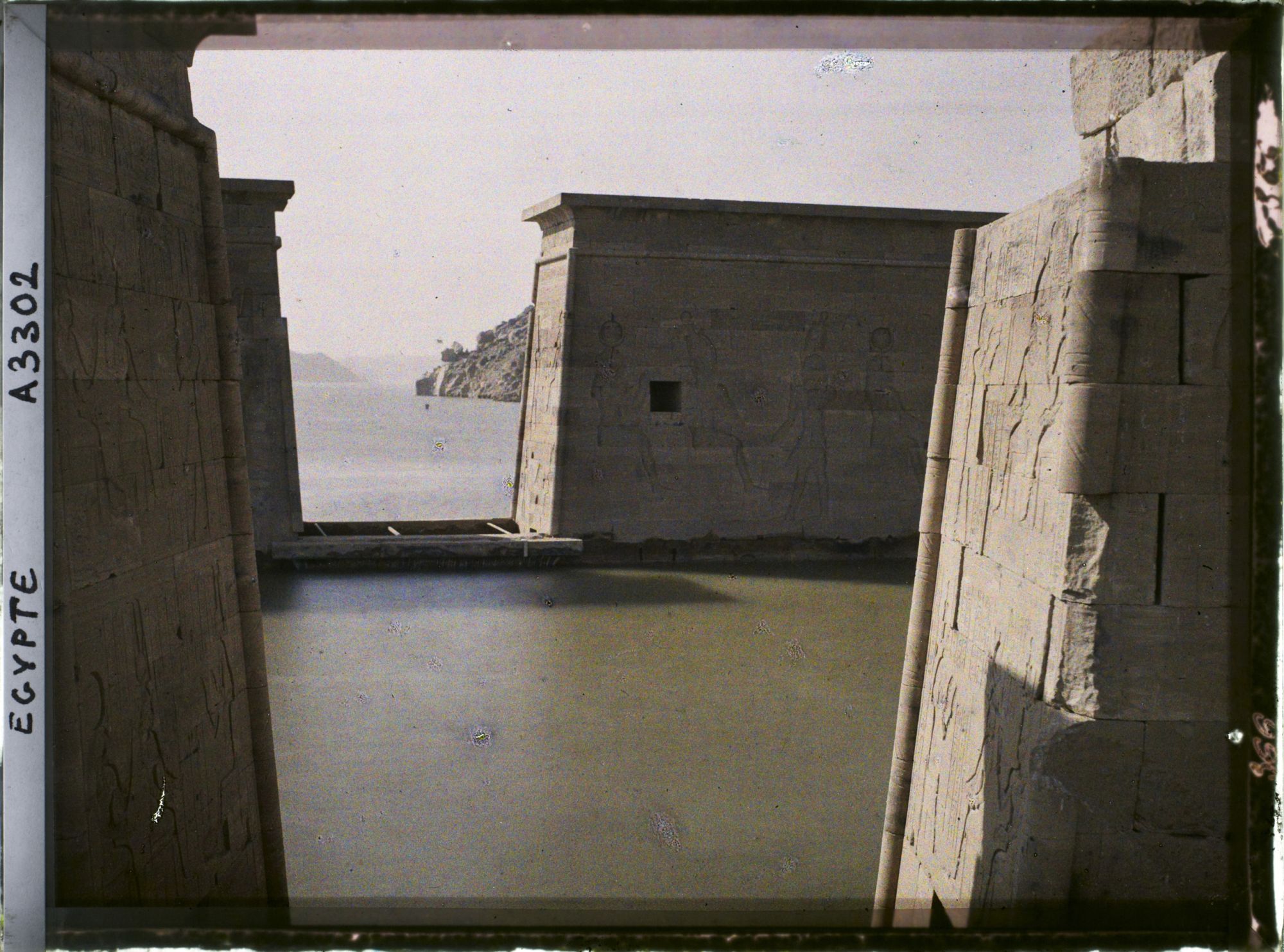 Image représentant Vue à travers les pylônes du temple d'Isis