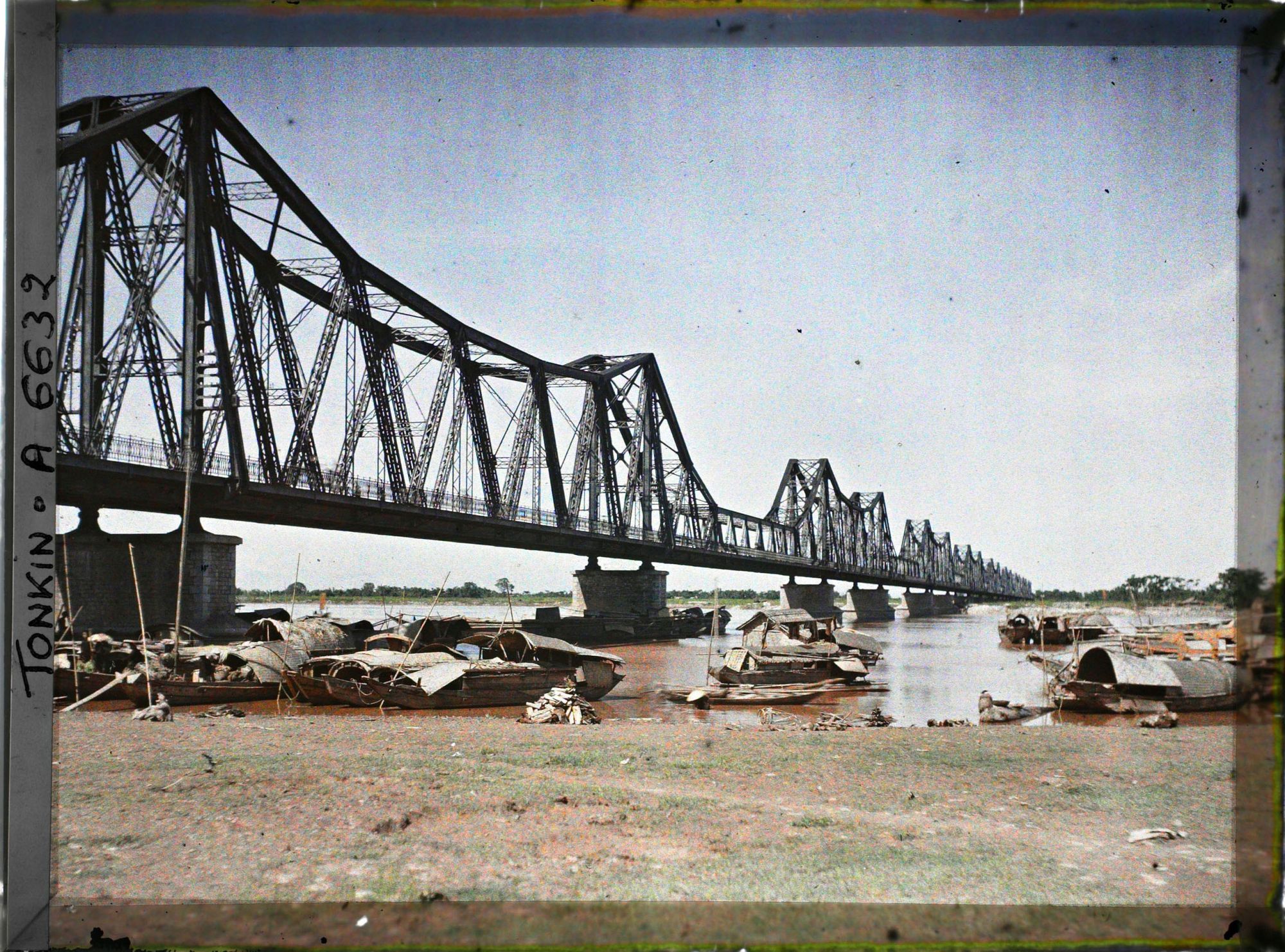 Image représentant Des sampans bordant les quais du Fleuve Rouge, près du pont Doumer, aux soleil du midi