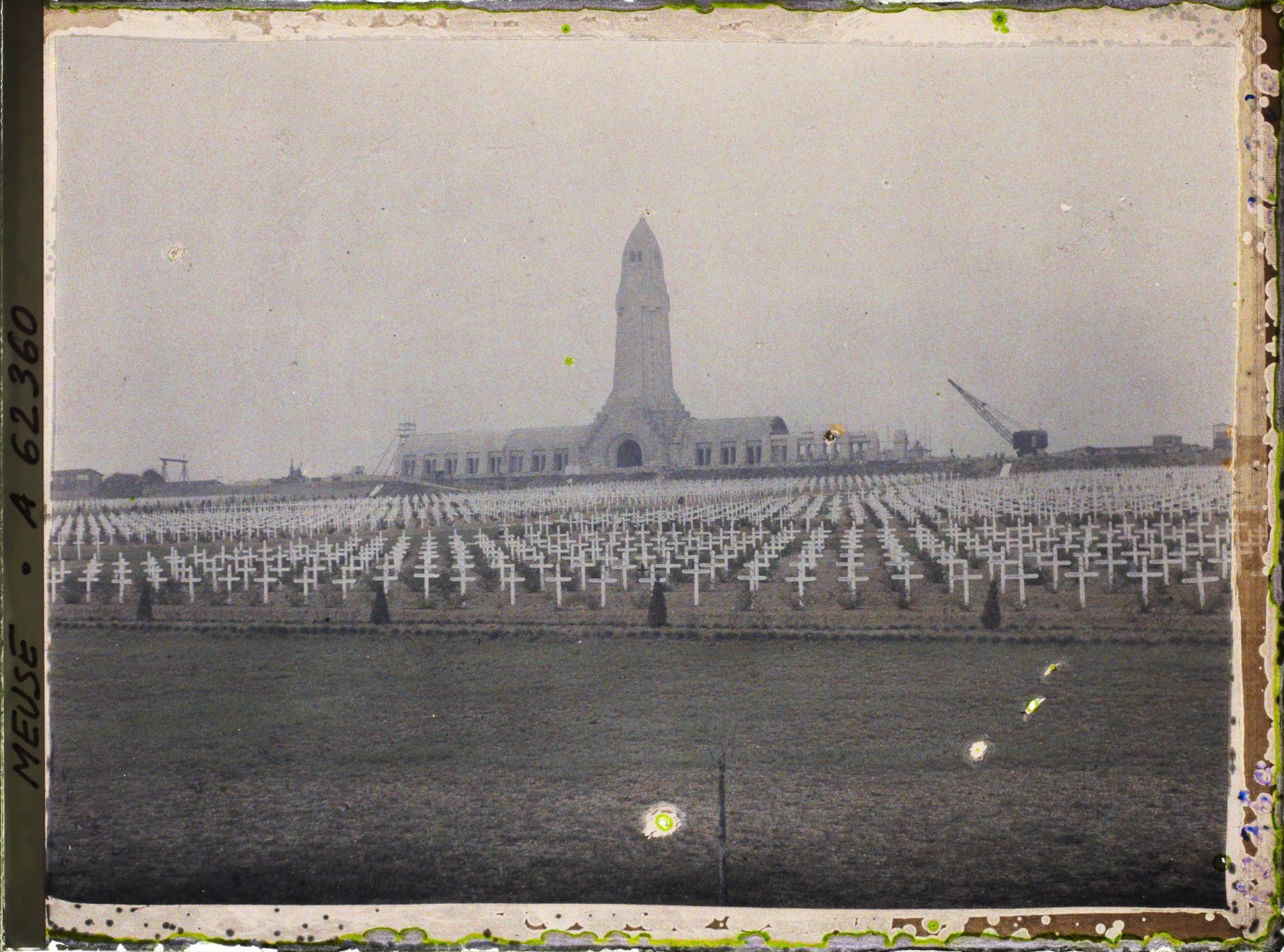 Image représentant Meuse, Douaumont, Le Cimetière et l'Ossuaire