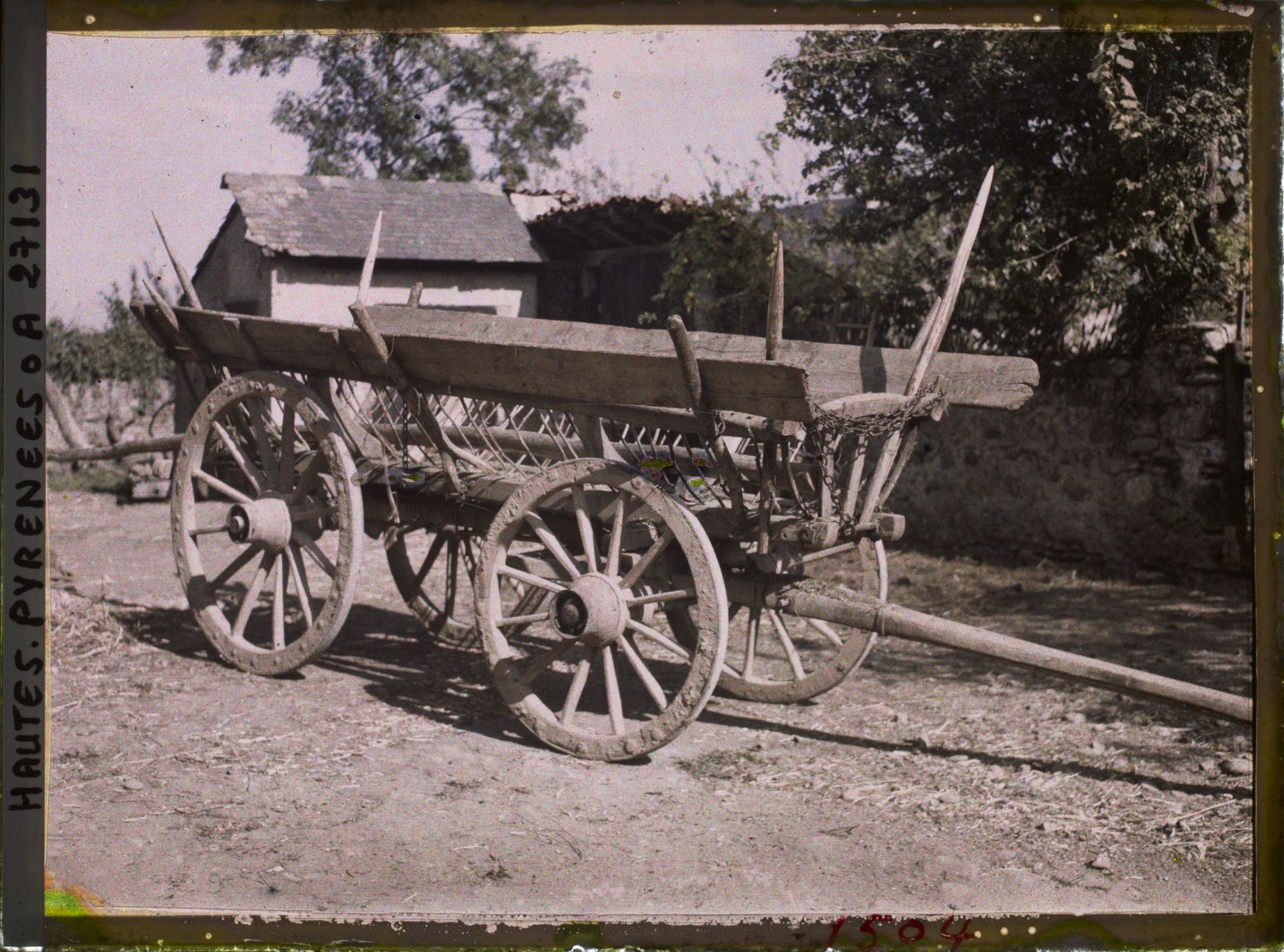 Image représentant France, Vallée d'Ossau, Char à foin en usage dans les Pyrénées