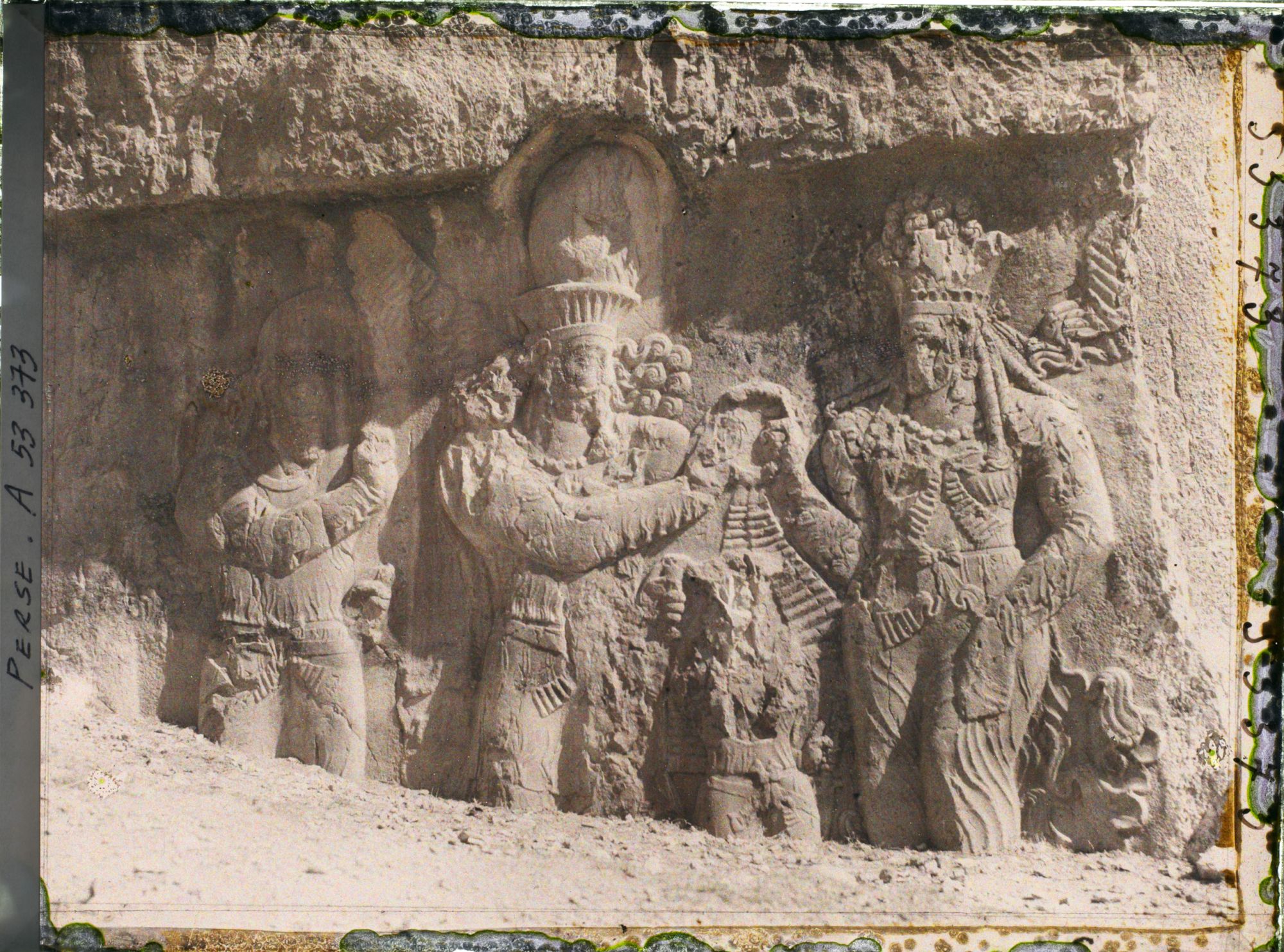 Image représentant Bas-relief sassanide représentant l'investiture de Narseh par la déesse Anahita