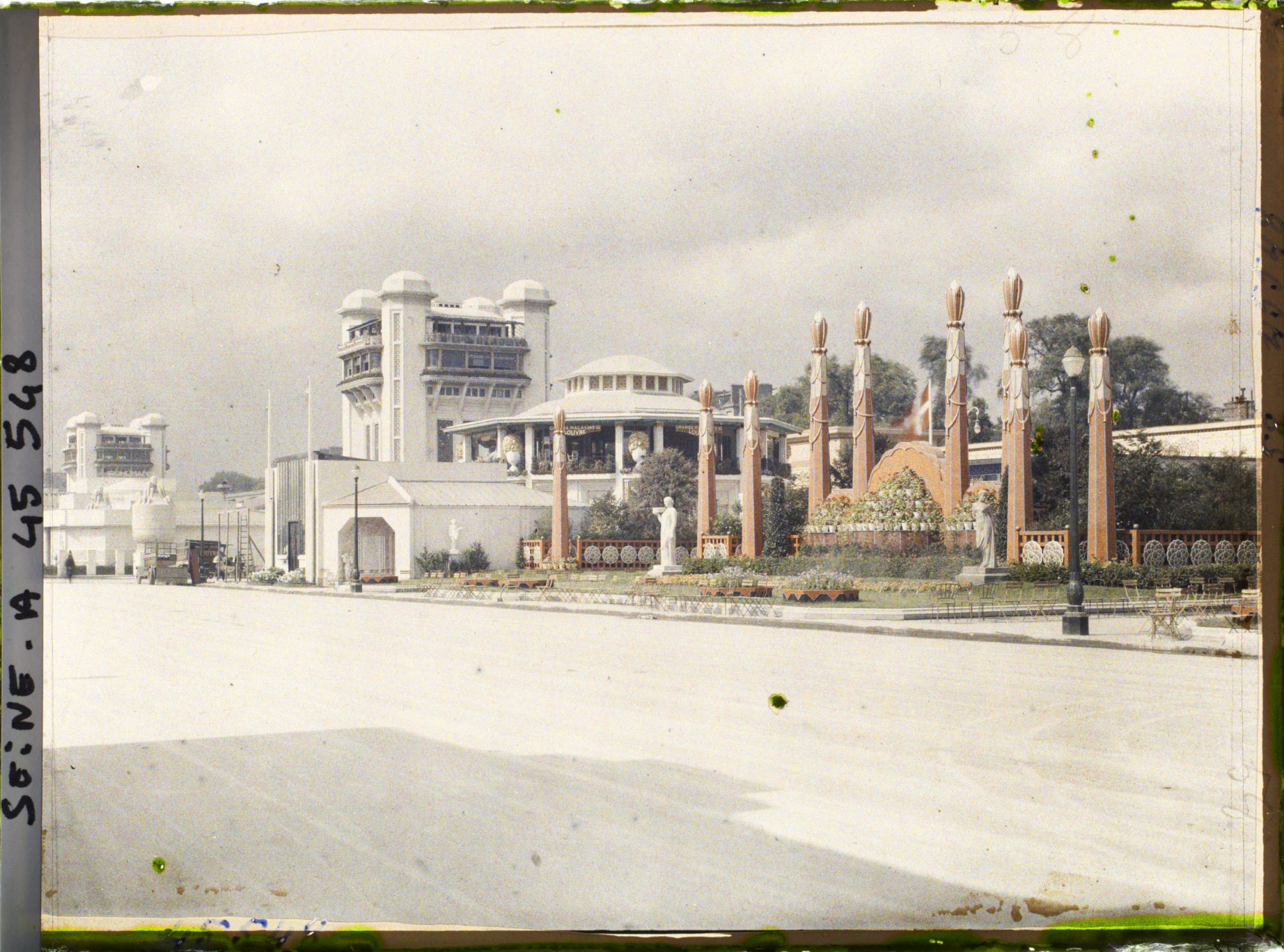 Image représentant L'Exposition des arts décoratifs, Jardin de Jacques Lambert, sur la terrasse de la gare des Invalides