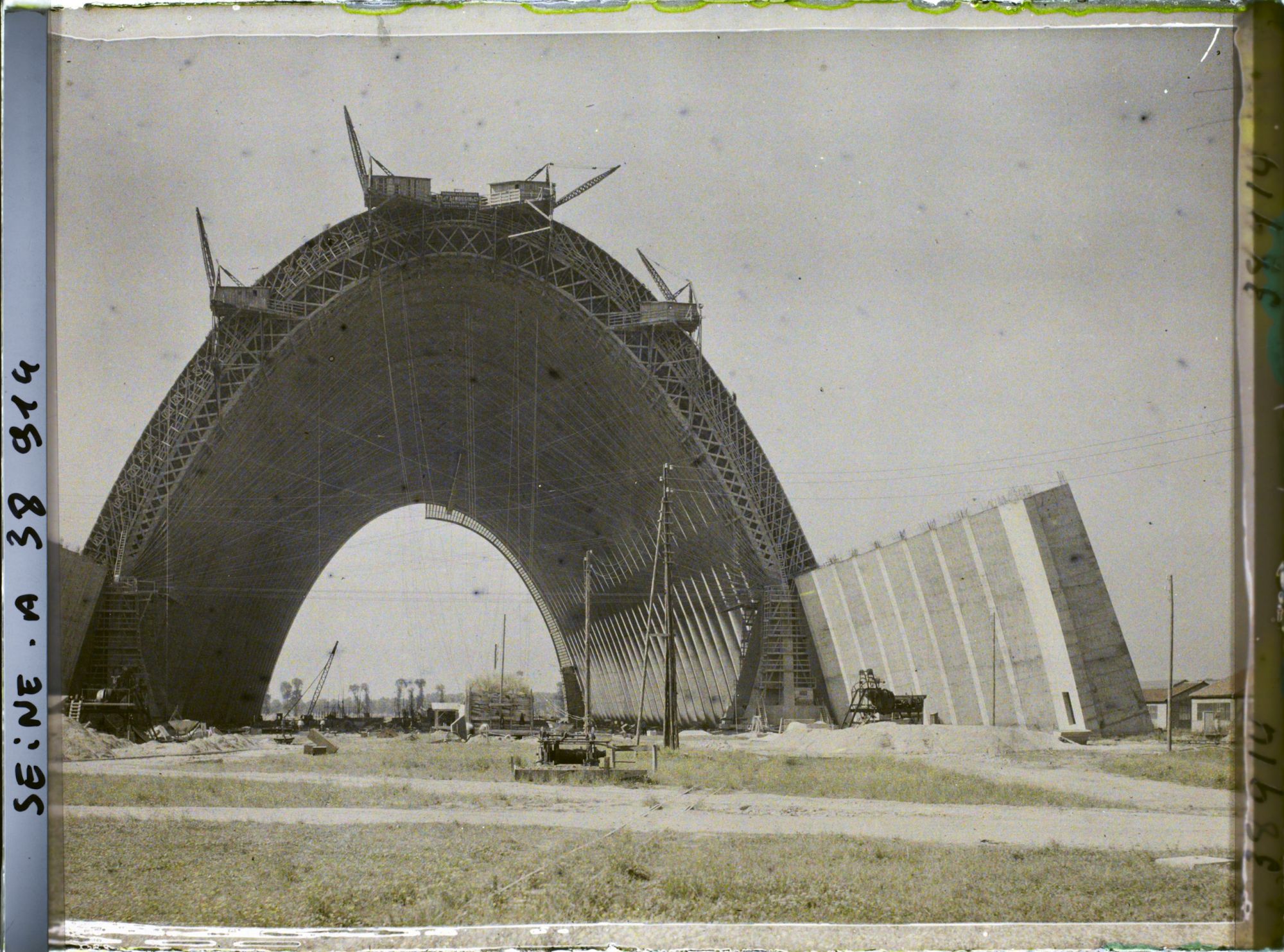 Image représentant Vue d'un des hangars à dirigeables (peut-être celui à l'ouest) en construction)