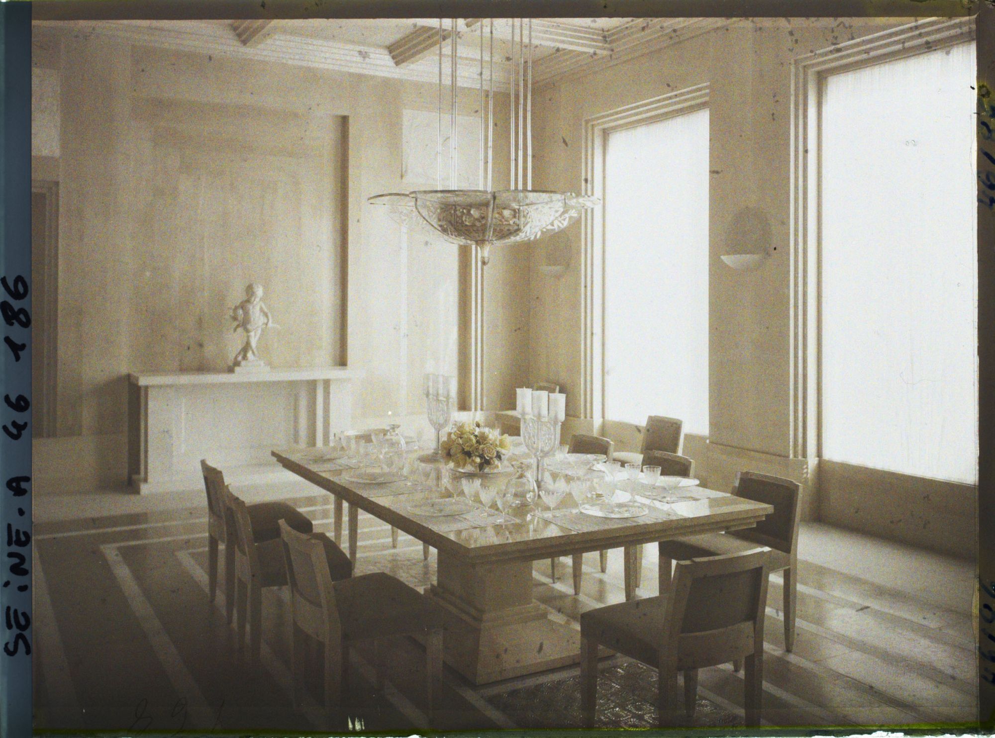 Image représentant L'Exposition des arts décoratifs, Intérieur du pavillon Lalique, La salle à manger