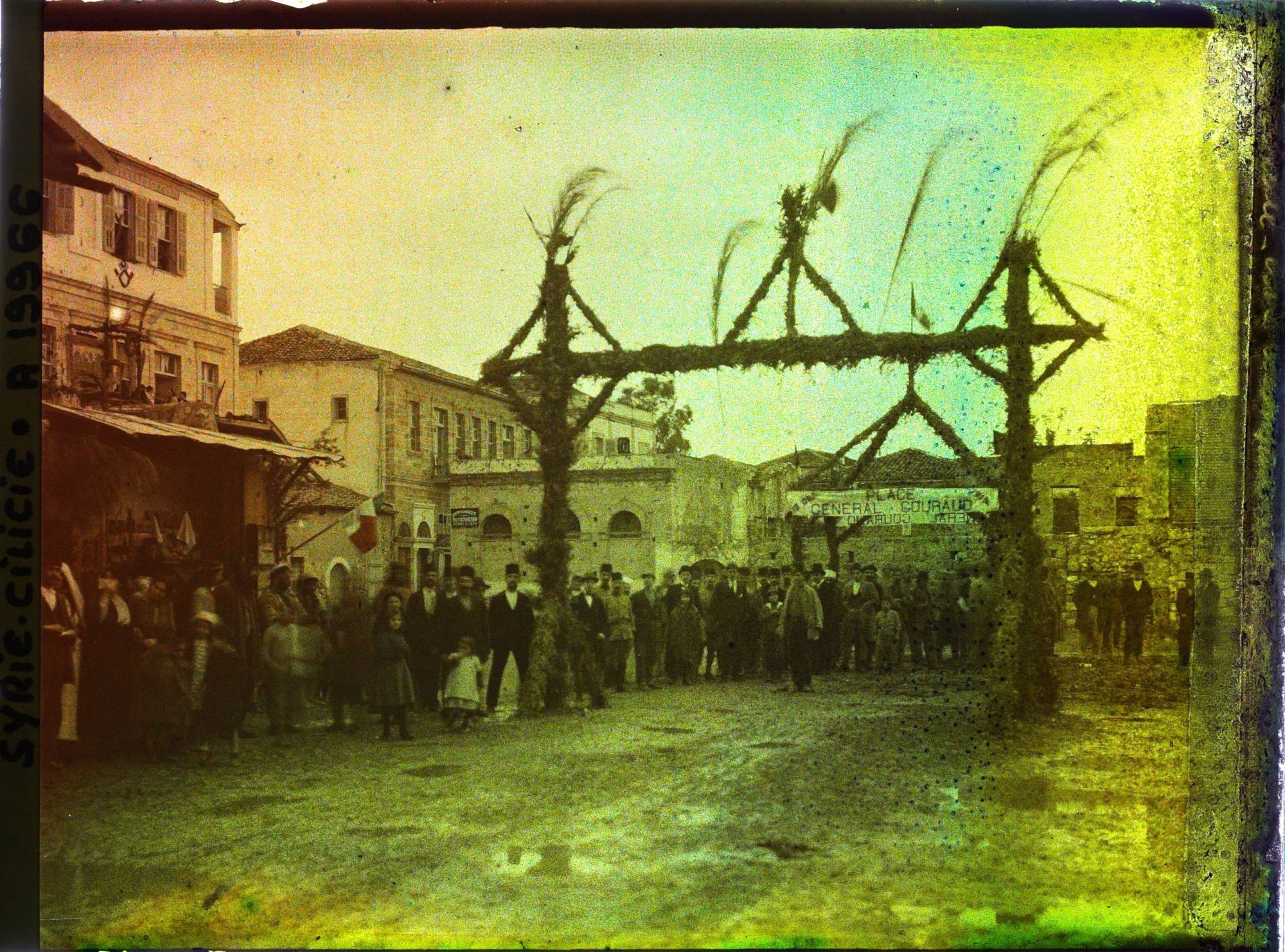 Image représentant Population accueillant le général Gouraud sur la place éponyme