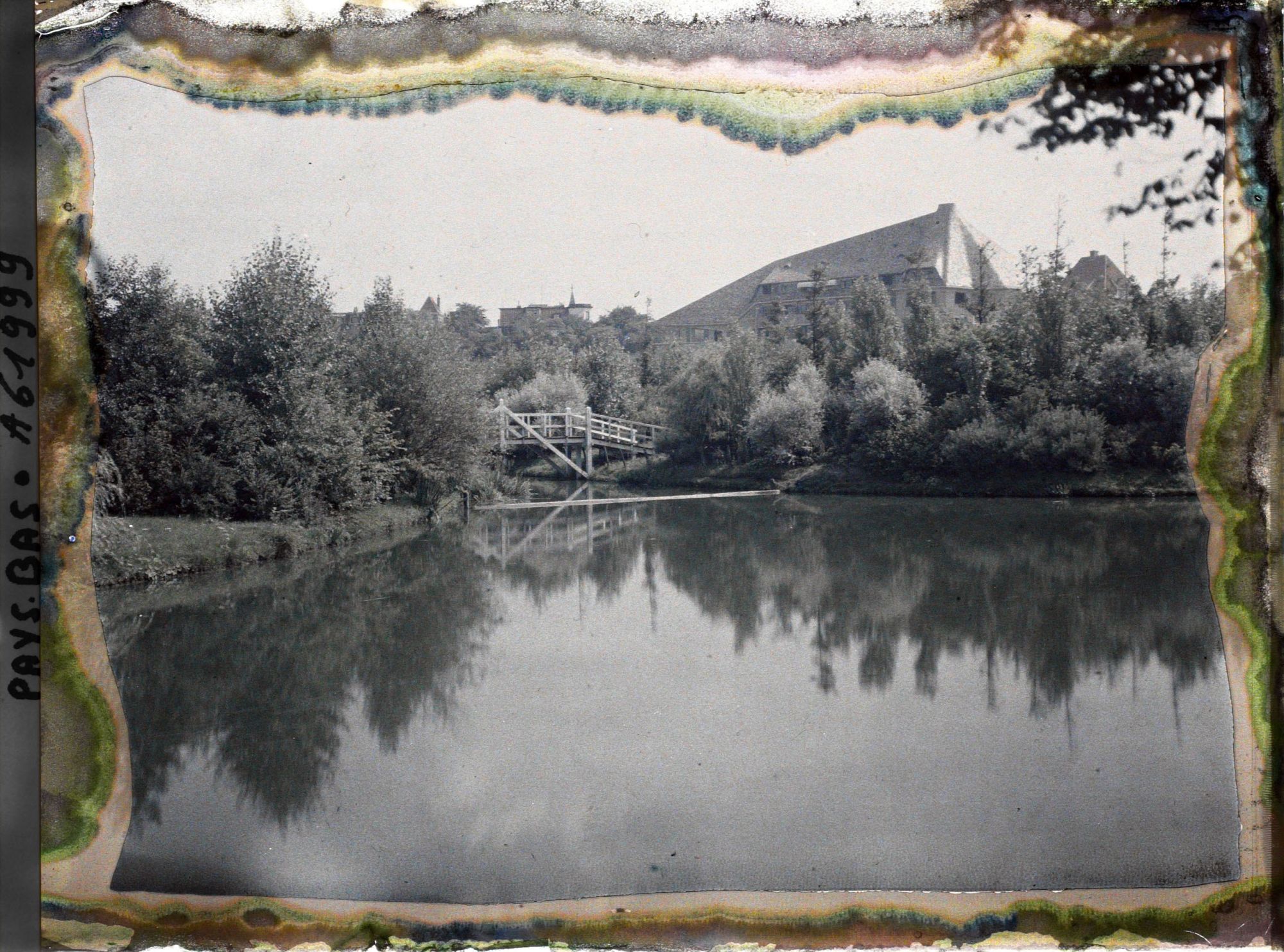 Image représentant un canal avec une villa à l'arrière-plan