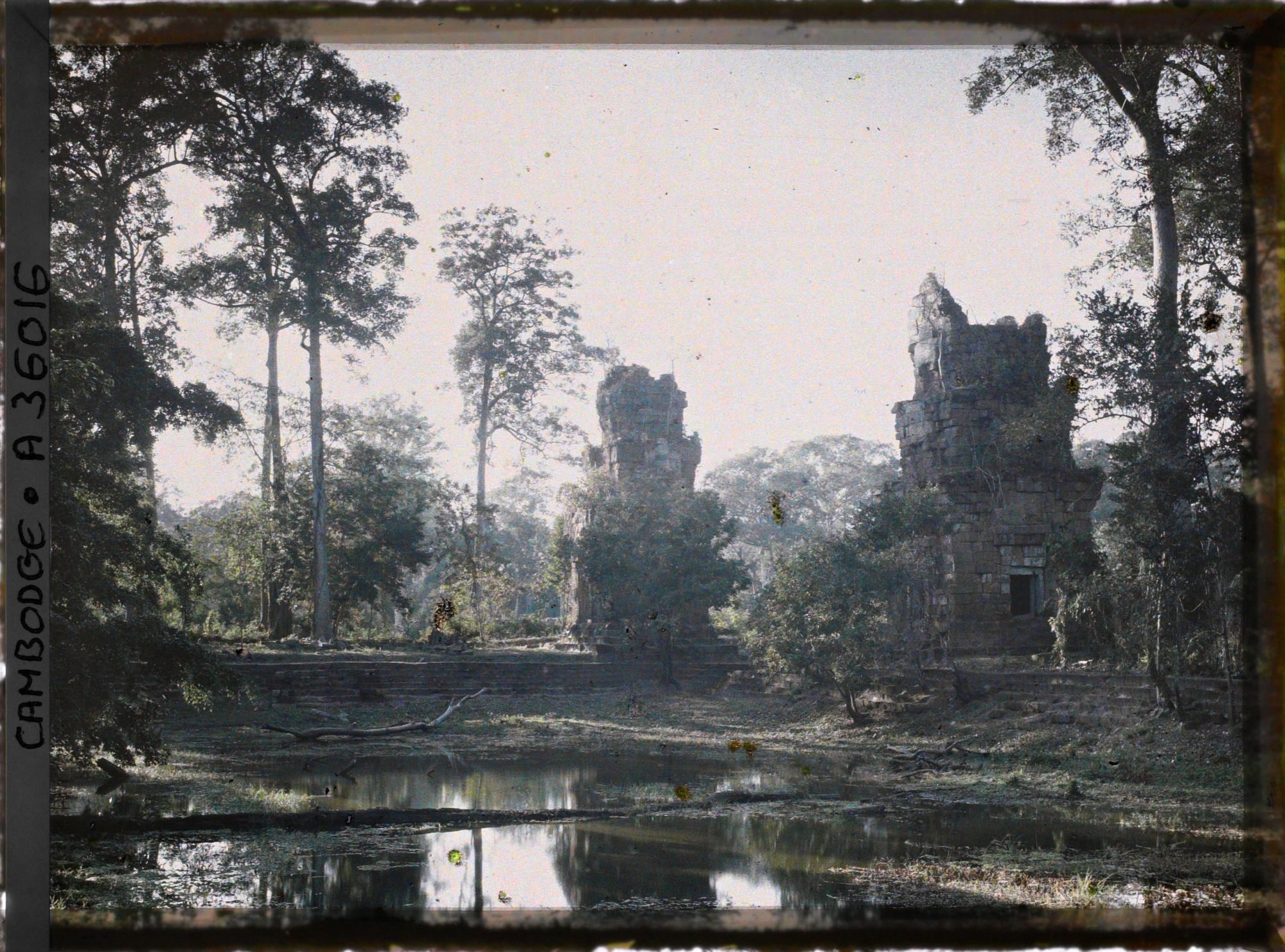 Image représentant Deux tours près d'un bassin