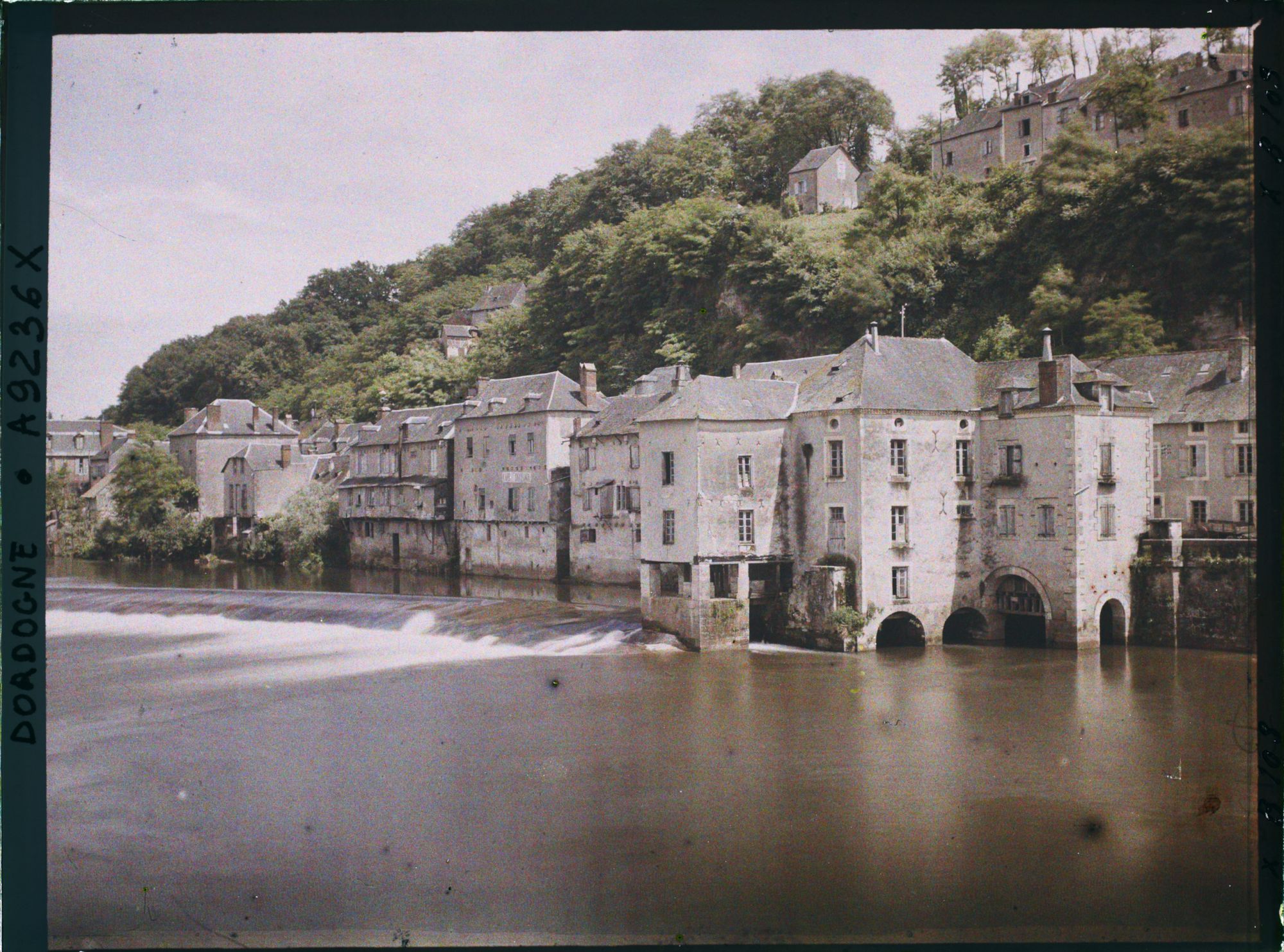 Image représentant France, Terrasson, Les bords de la Vézère près du Pont Vieux