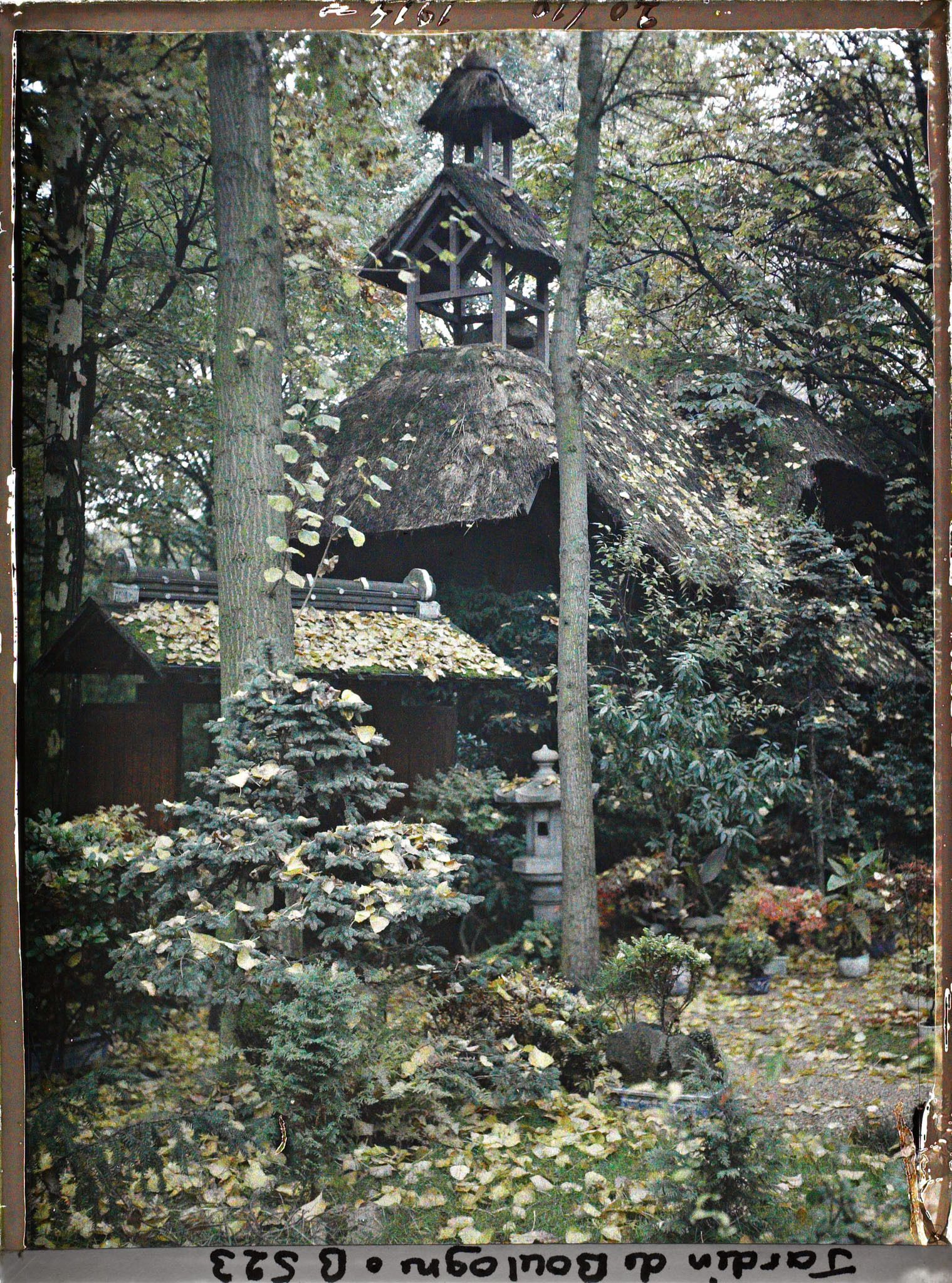 Image représentant Porte du " village japonais " ouvrant sur le jardin anglais, sous une pluie de feuilles automnale
