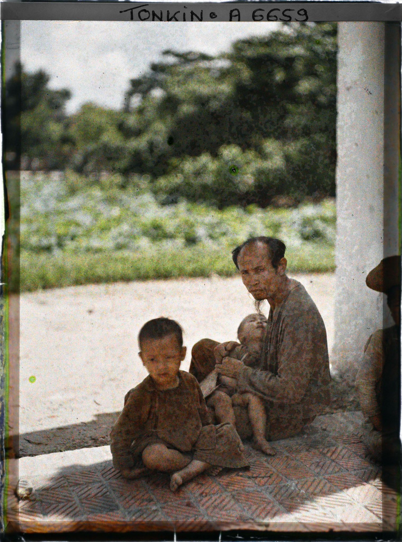 Image représentant Un mendiant handicapé et ses enfants au temple Ngoc-so'n (appelé par les Européens " Pagode des Pinceaux ")