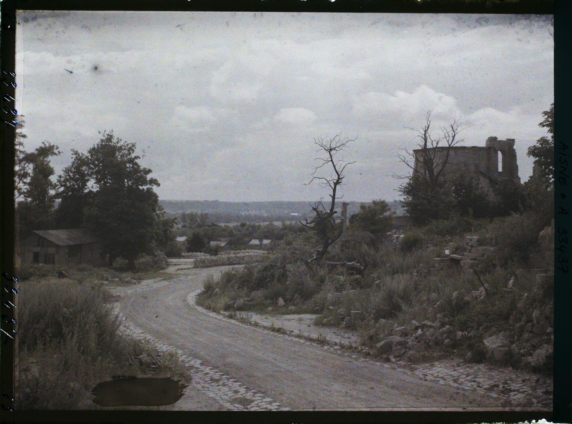 Image représentant France, Folembray, La route près de l'Eglise