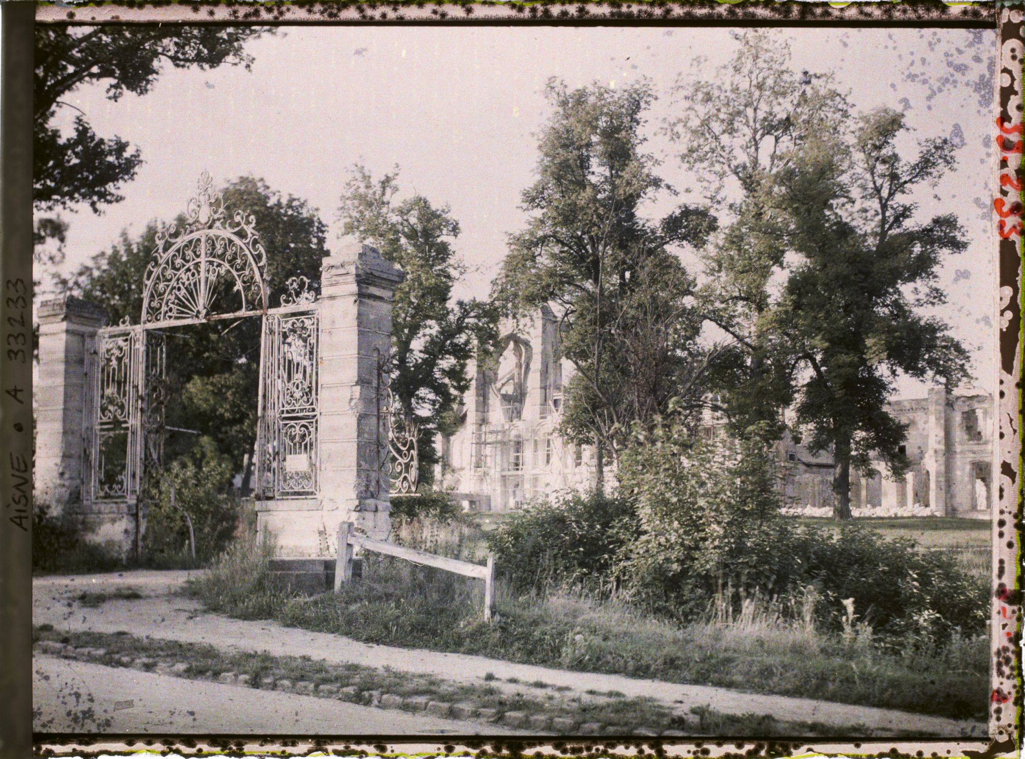 Image représentant France, Longpont, Entrée de l'Abbaye