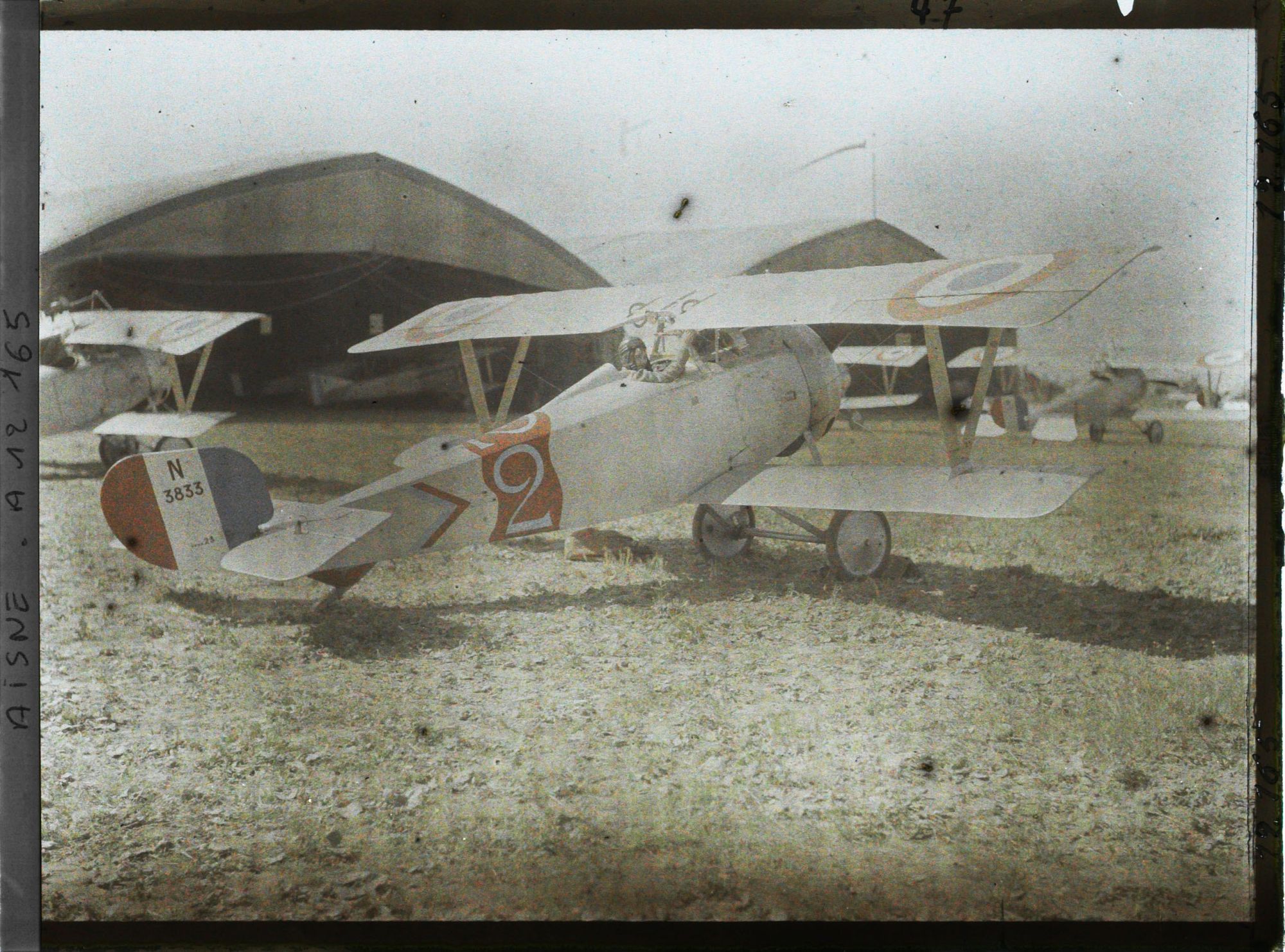Image représentant Biplans Nieuport devant des hangars