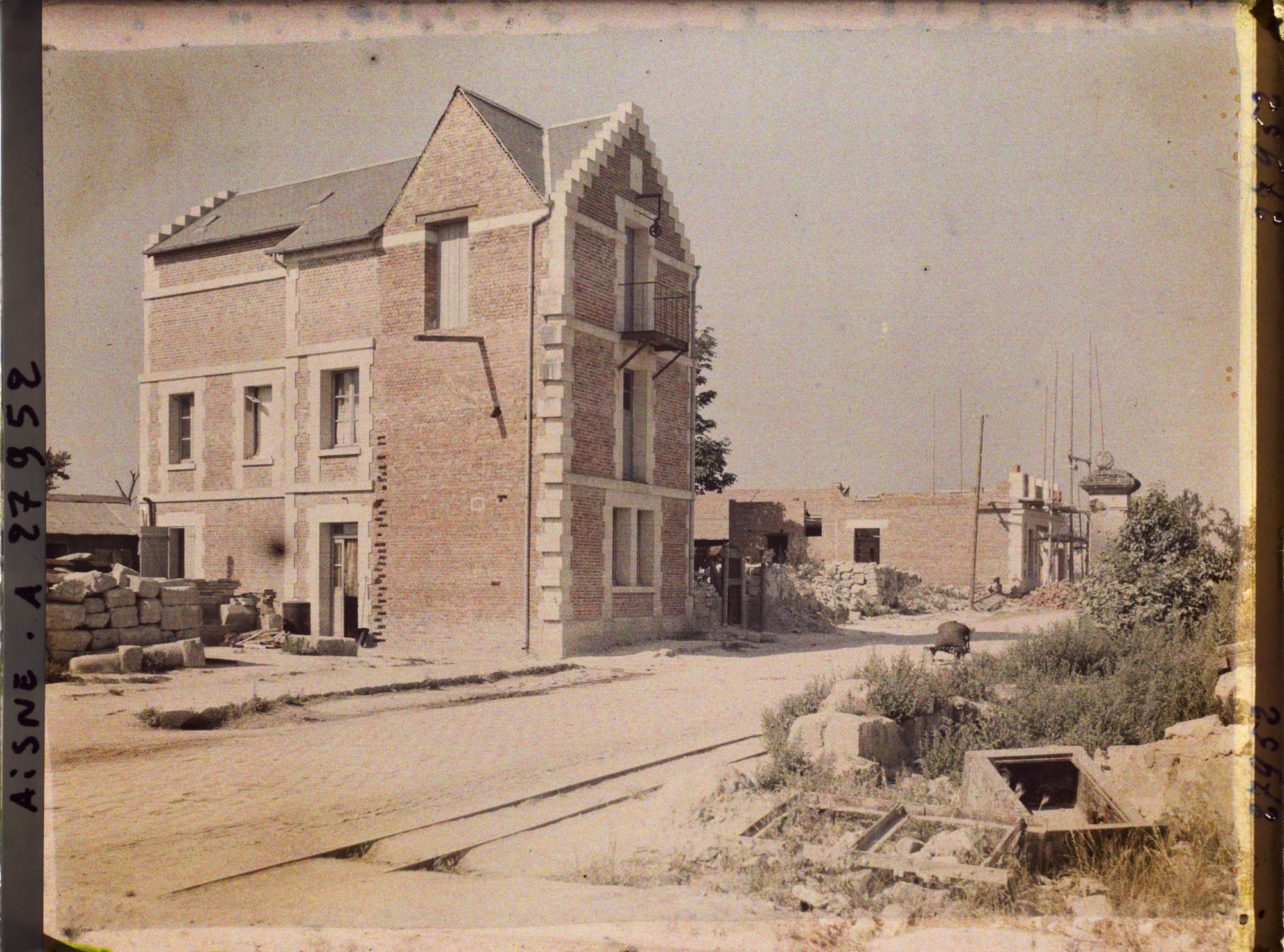 Image représentant France, Crouy, Maison reconstruite et en construction